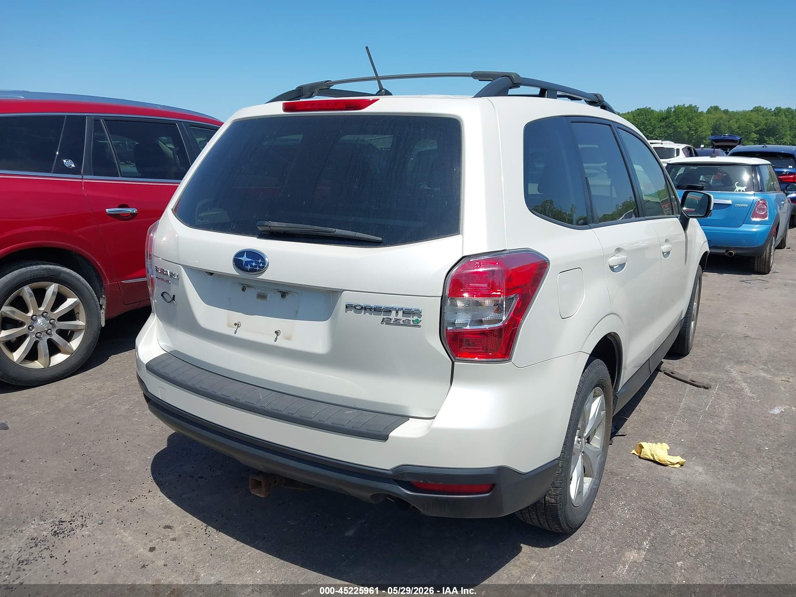 2015 Subaru Forester 2.5i Premium White vin: JF2SJADC7FH538416