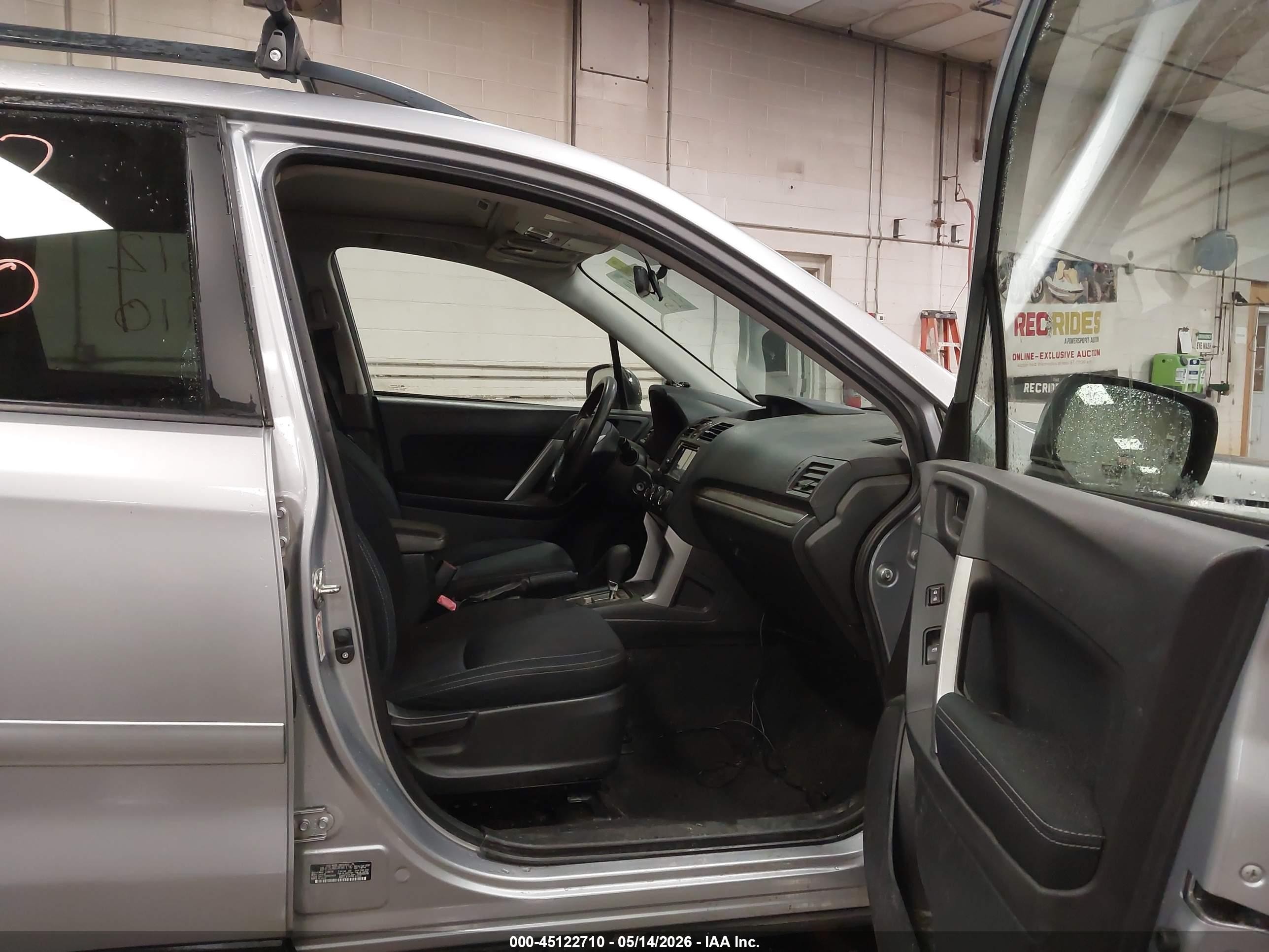 2015 Subaru Forester 2.5i Premium Серебряный vin: JF2SJADC8FH411190