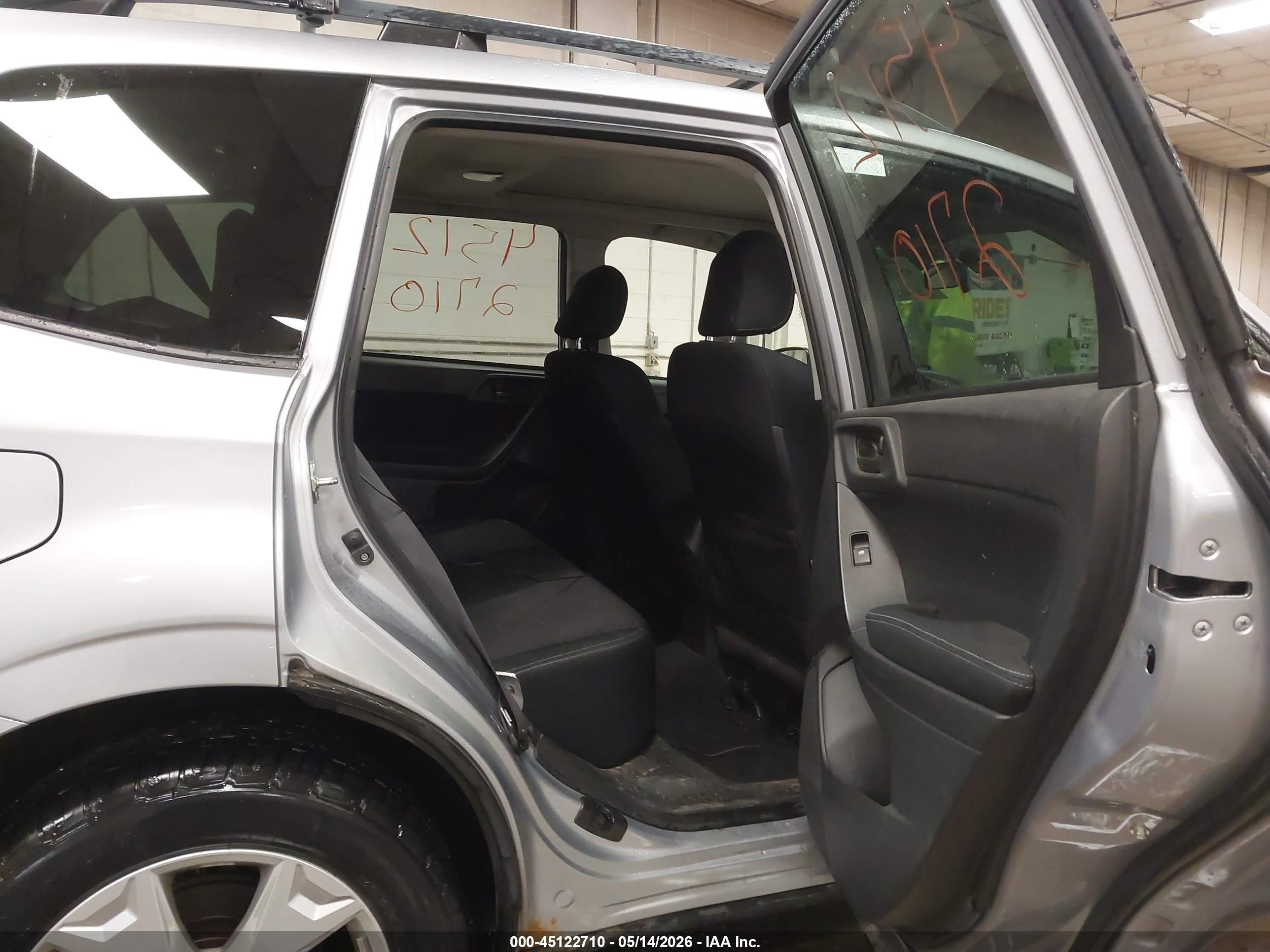 2015 Subaru Forester 2.5i Premium Серебряный vin: JF2SJADC8FH411190