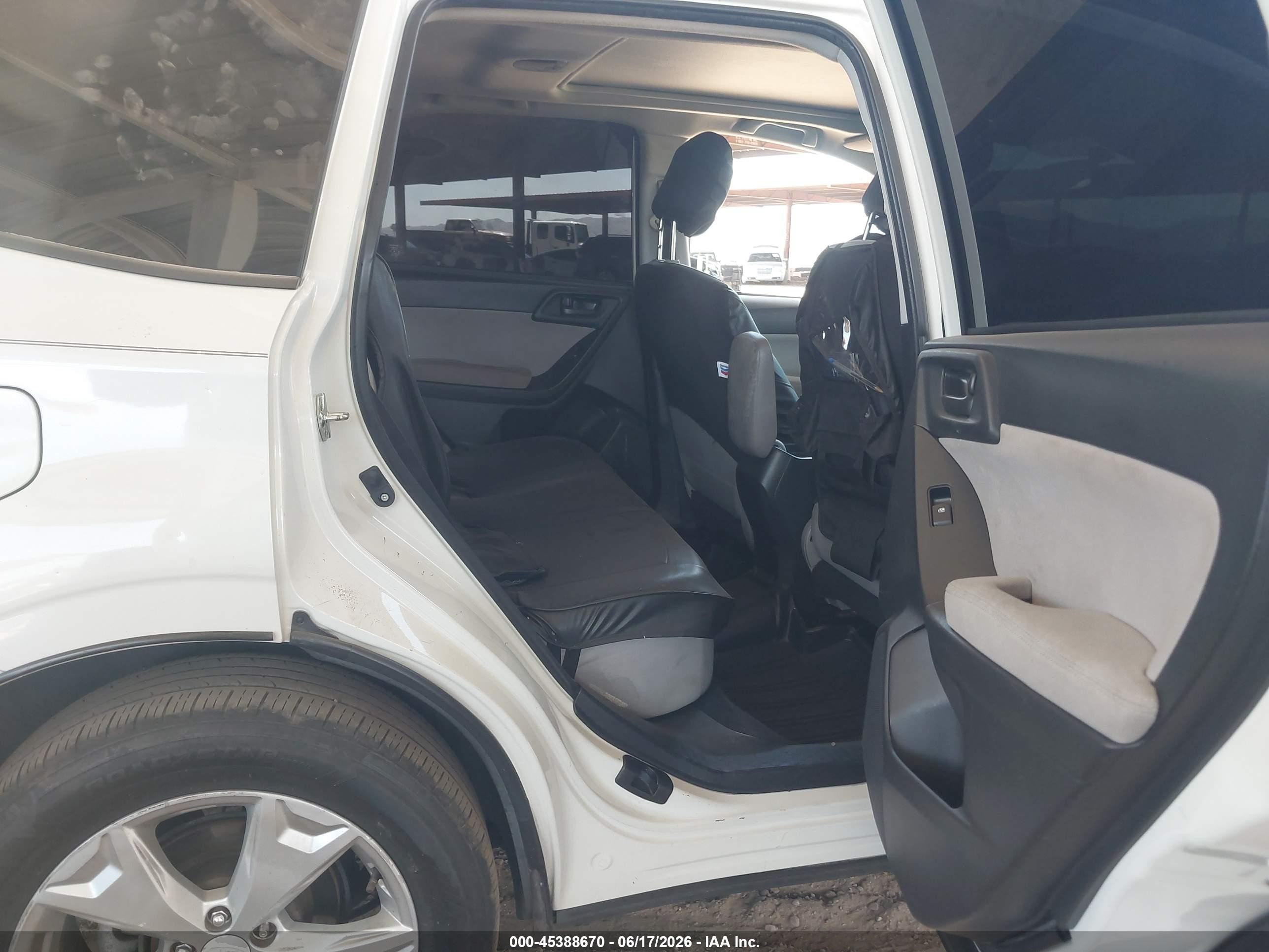 2015 Subaru Forester 2.5i Premium White vin: JF2SJADC8FH551160