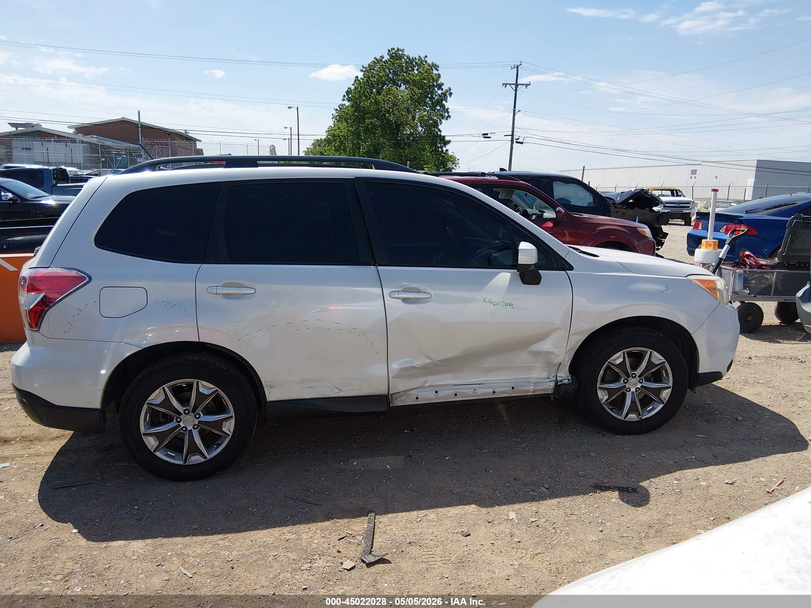 2014 Subaru Forester 2.5i Premium White vin: JF2SJADC9EH553157