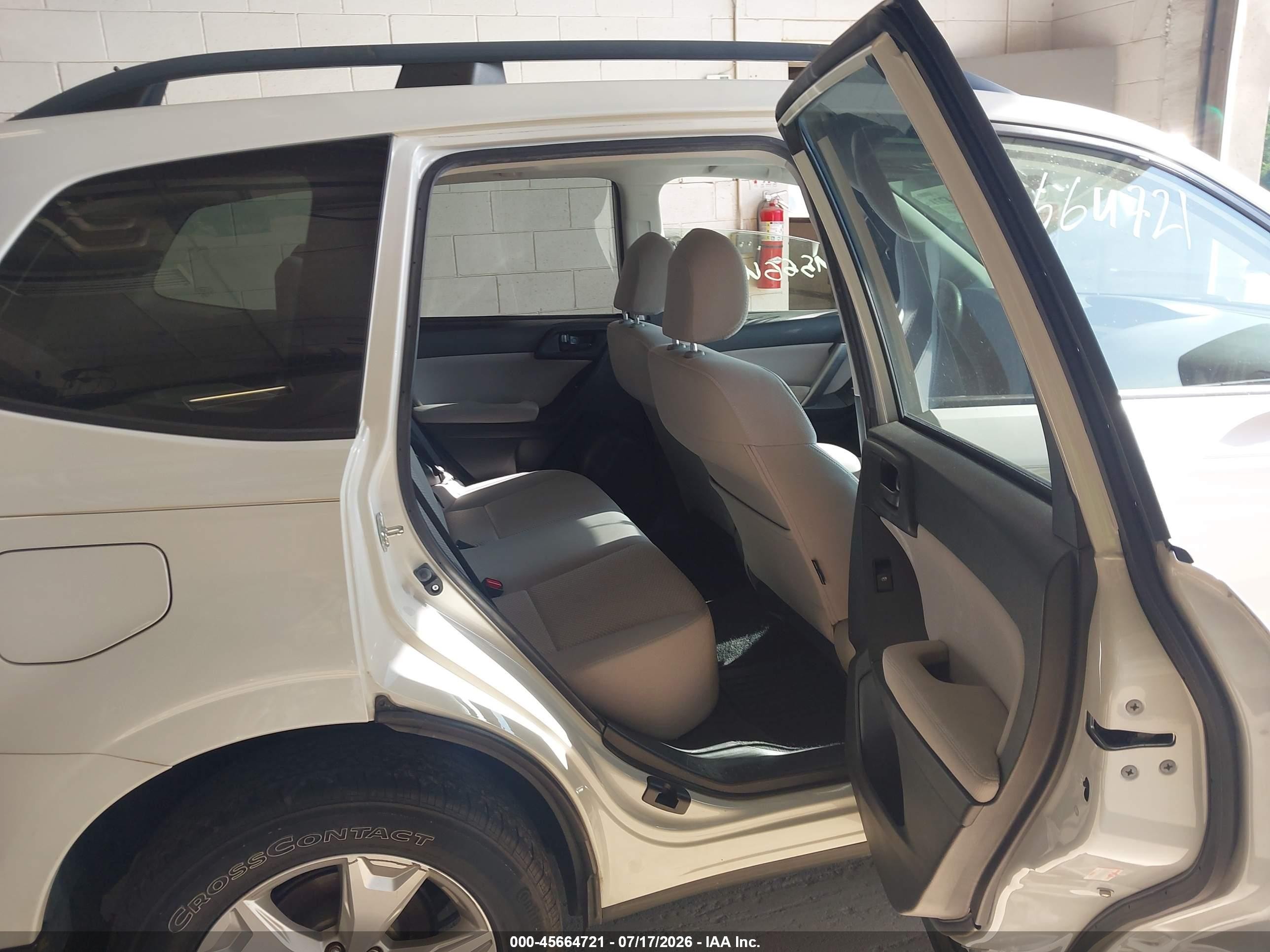 2015 Subaru Forester 2.5i Premium White vin: JF2SJADC9FH579727