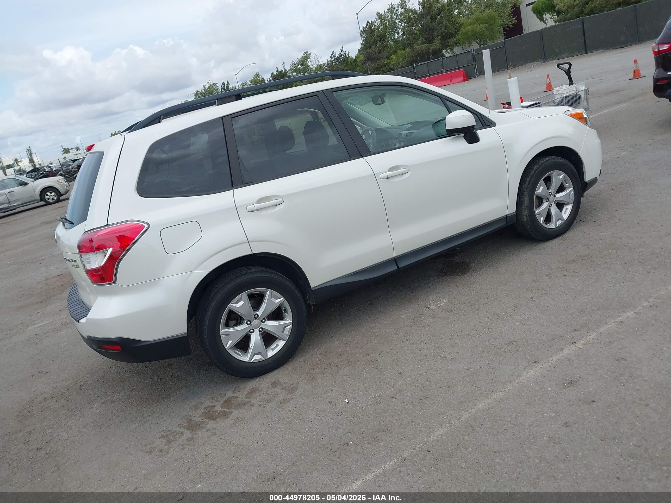 2015 Subaru Forester 2.5i Premium White vin: JF2SJADCXFH449410