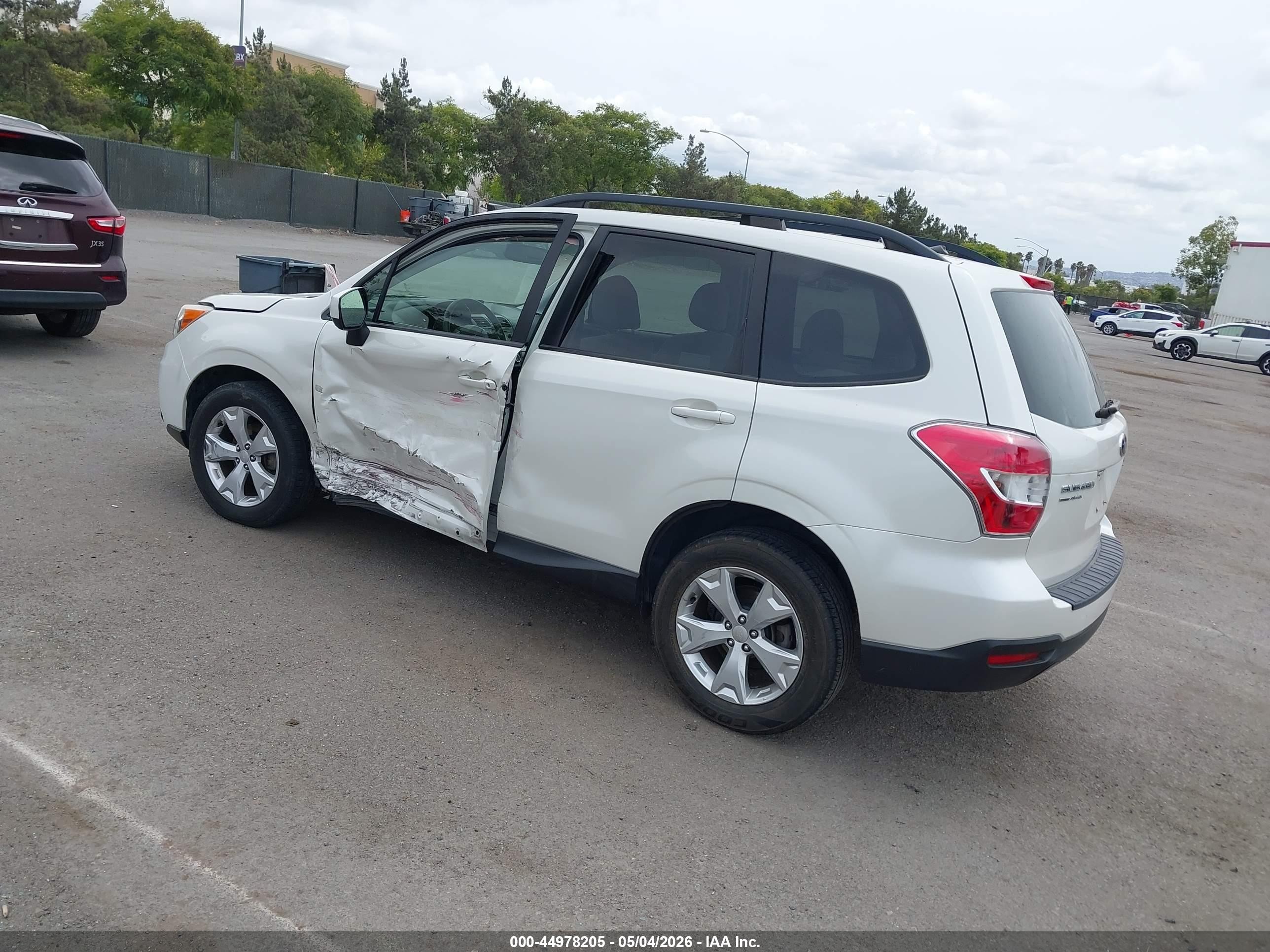 2015 Subaru Forester 2.5i Premium White vin: JF2SJADCXFH449410