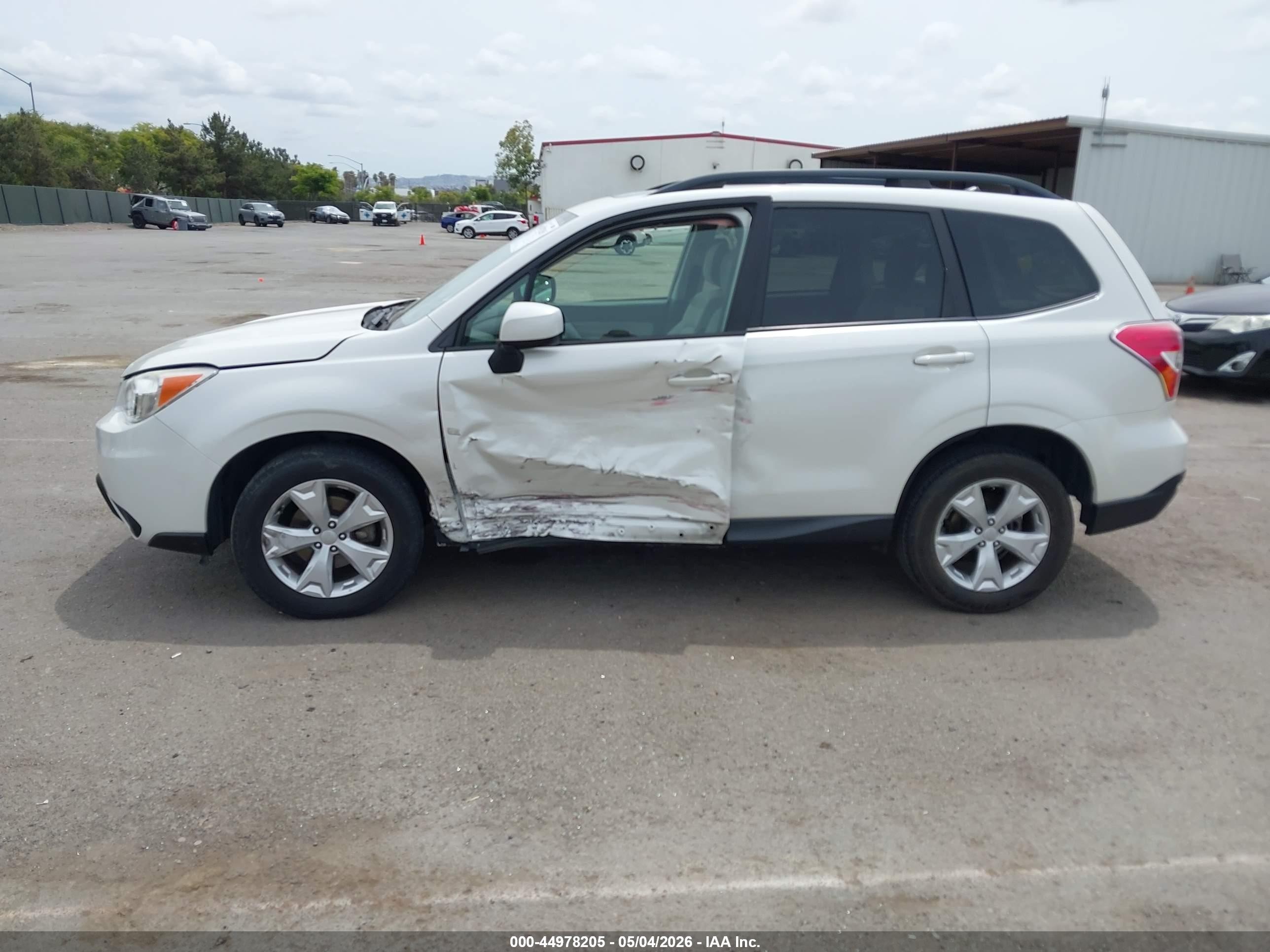 2015 Subaru Forester 2.5i Premium White vin: JF2SJADCXFH449410