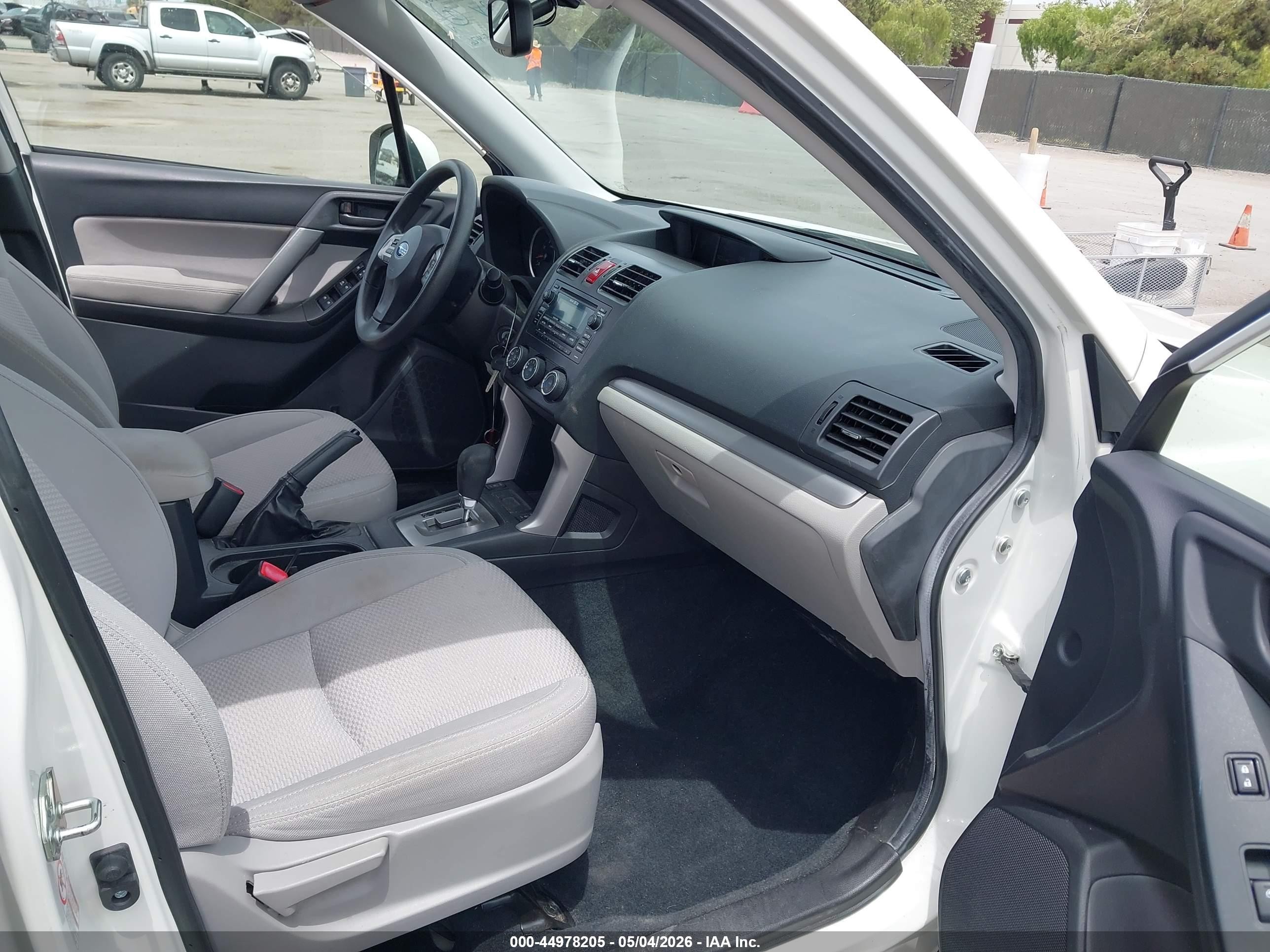2015 Subaru Forester 2.5i Premium White vin: JF2SJADCXFH449410
