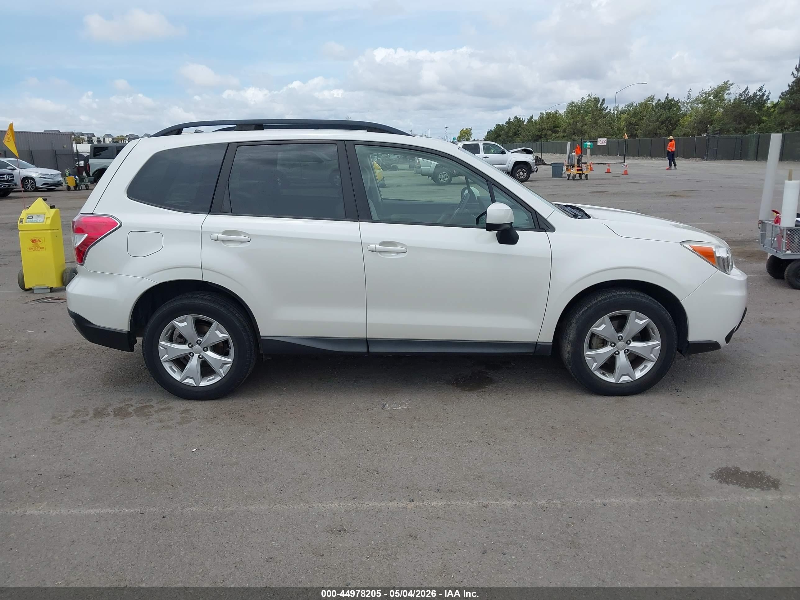 2015 Subaru Forester 2.5i Premium White vin: JF2SJADCXFH449410