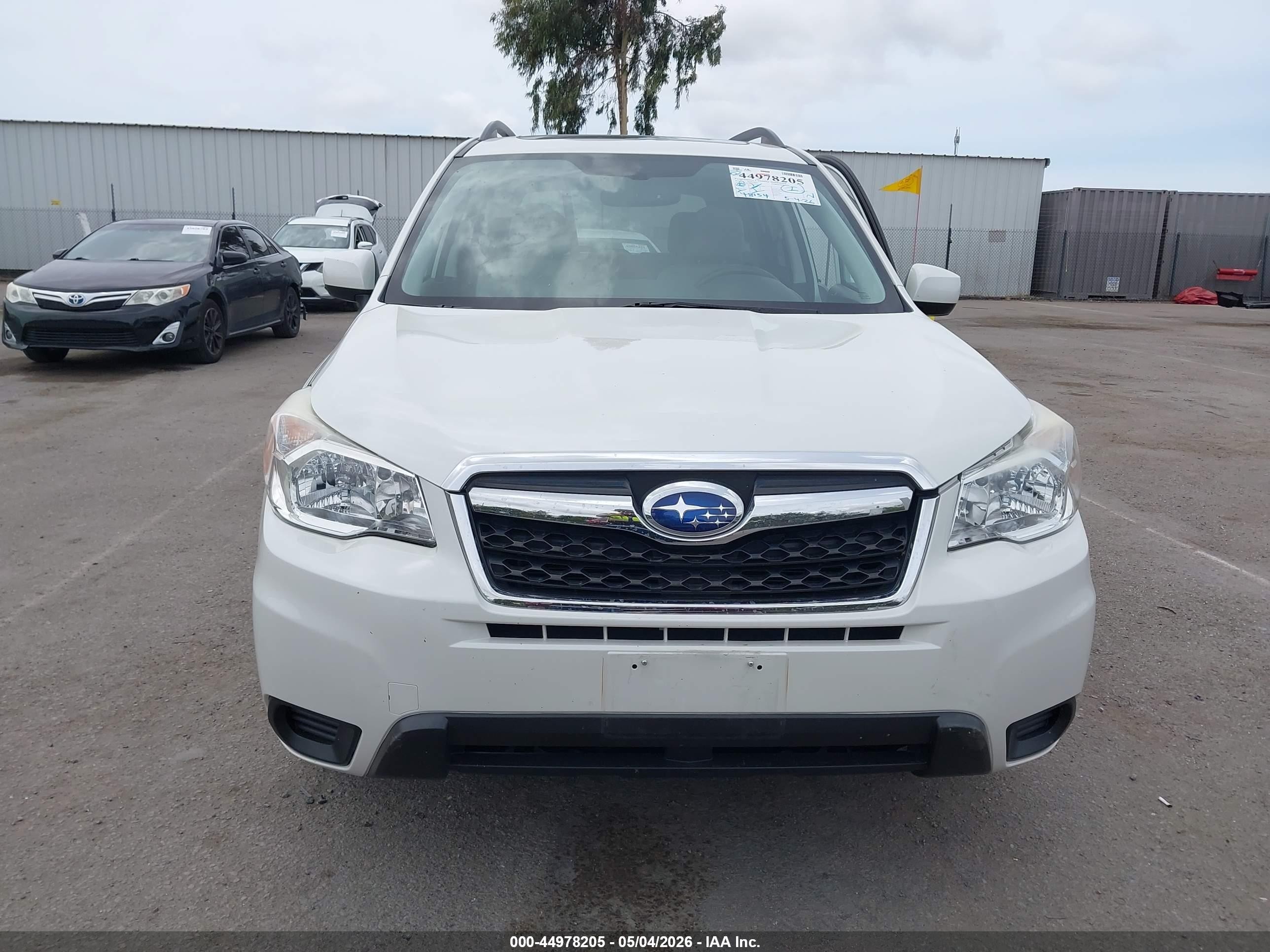 2015 Subaru Forester 2.5i Premium White vin: JF2SJADCXFH449410