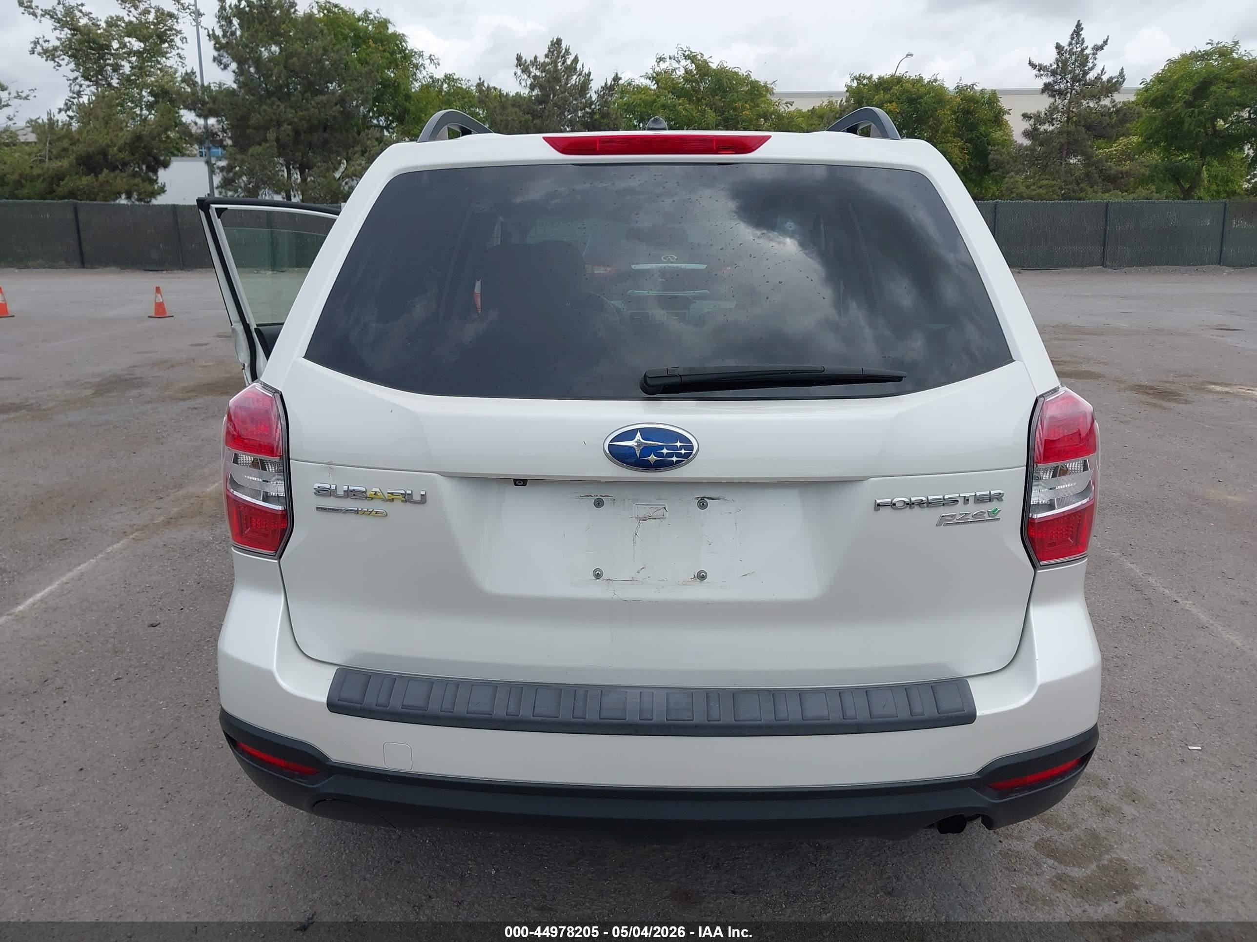 2015 Subaru Forester 2.5i Premium White vin: JF2SJADCXFH449410