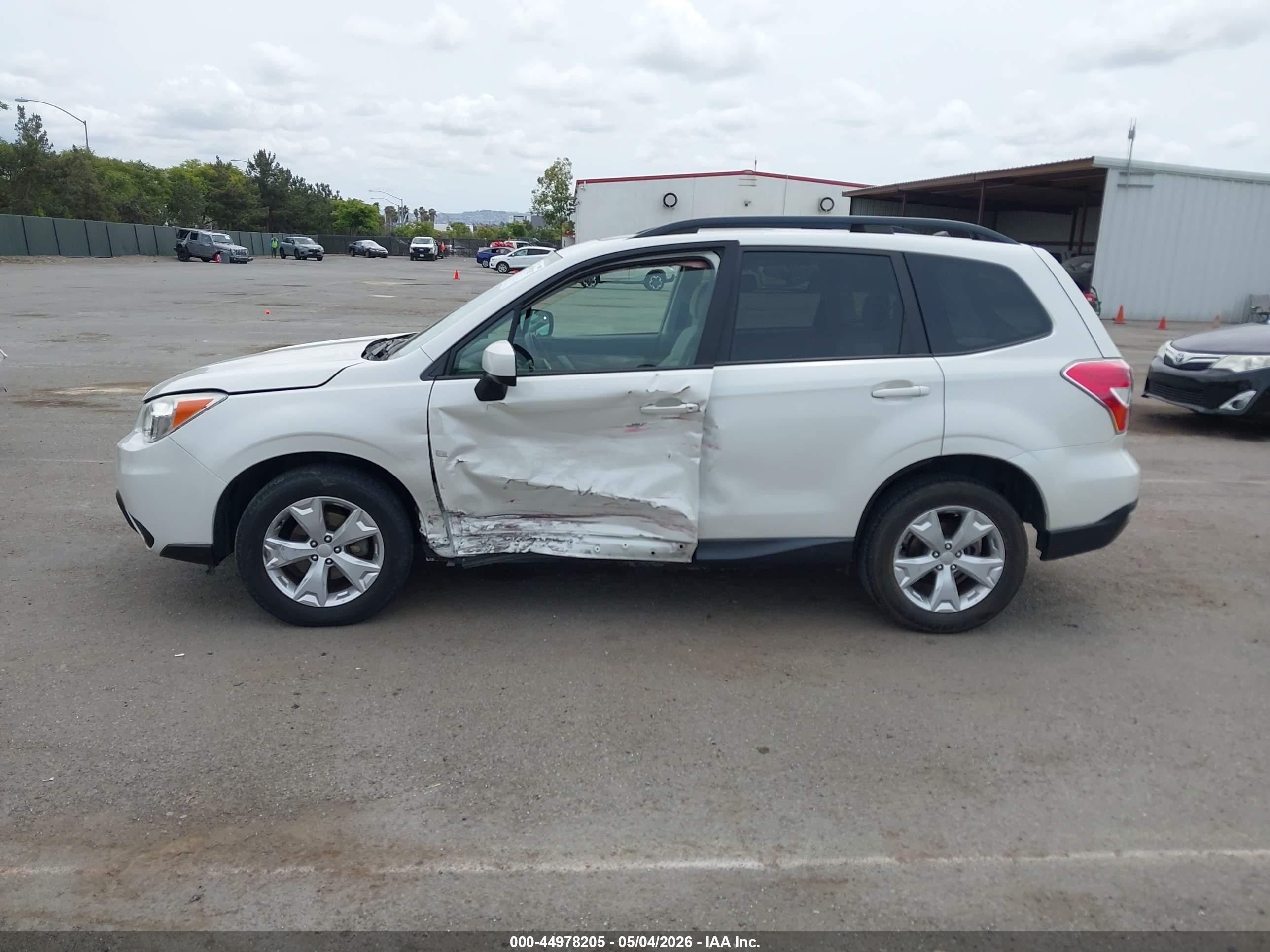 2015 Subaru Forester 2.5i Premium White vin: JF2SJADCXFH449410