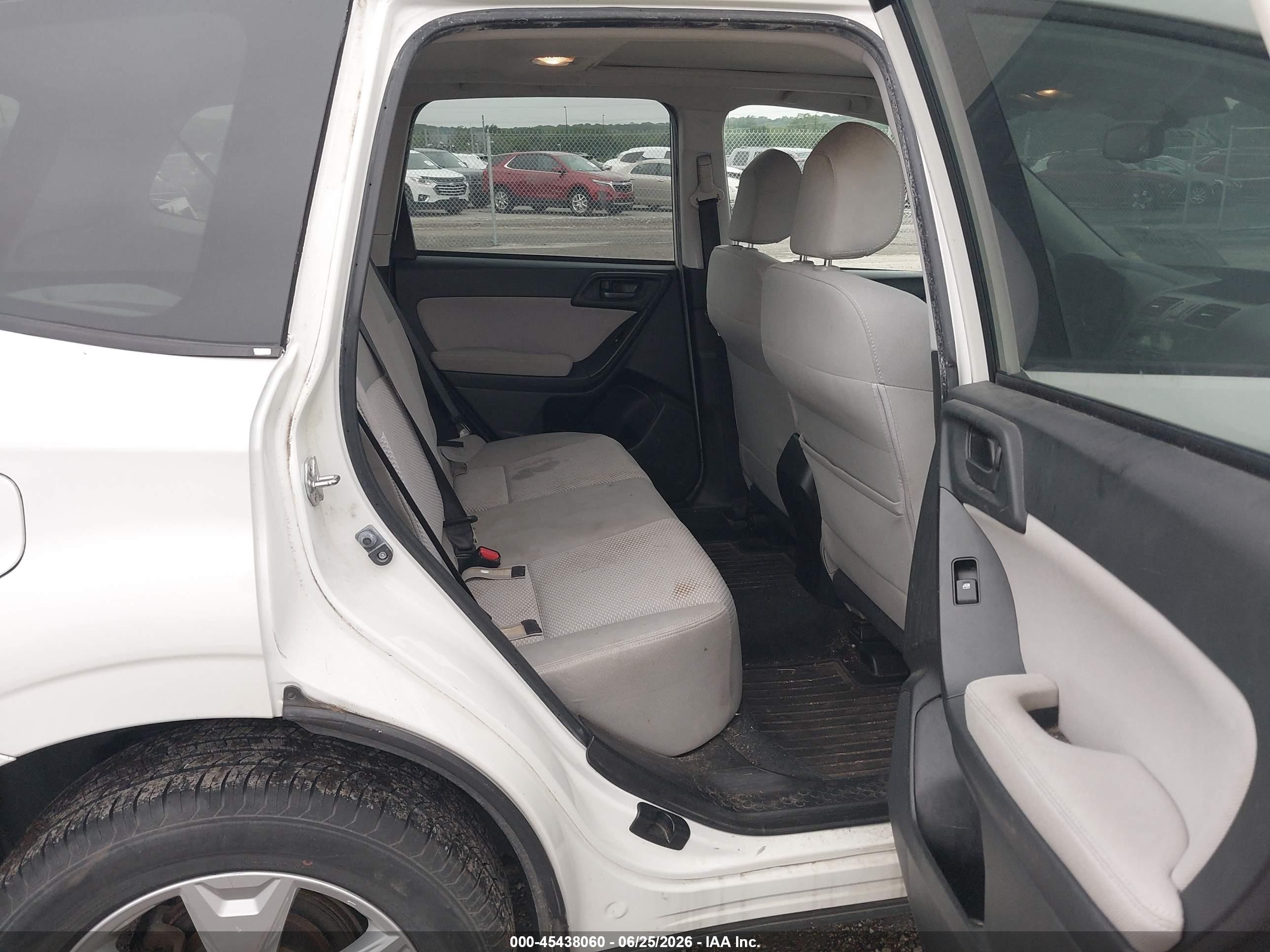 2015 Subaru Forester 2.5i Premium White vin: JF2SJADCXFH454090