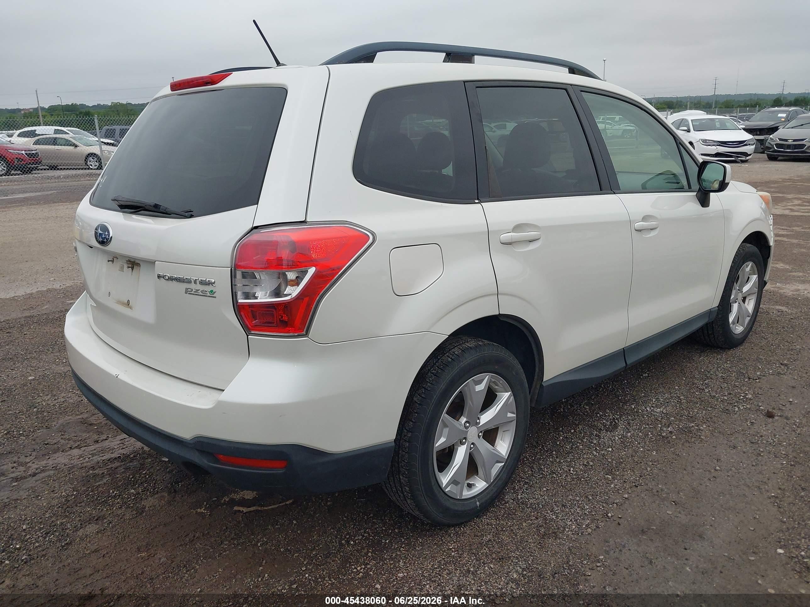 2015 Subaru Forester 2.5i Premium White vin: JF2SJADCXFH454090