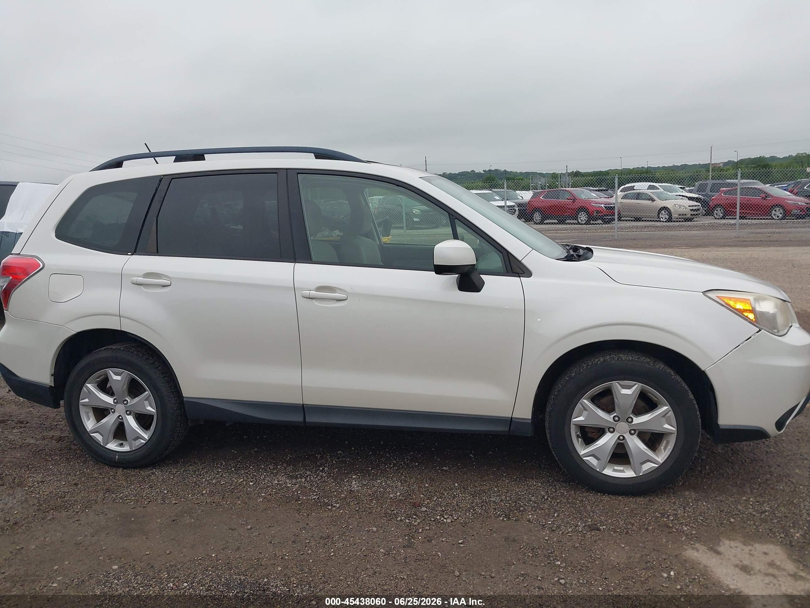 2015 Subaru Forester 2.5i Premium White vin: JF2SJADCXFH454090