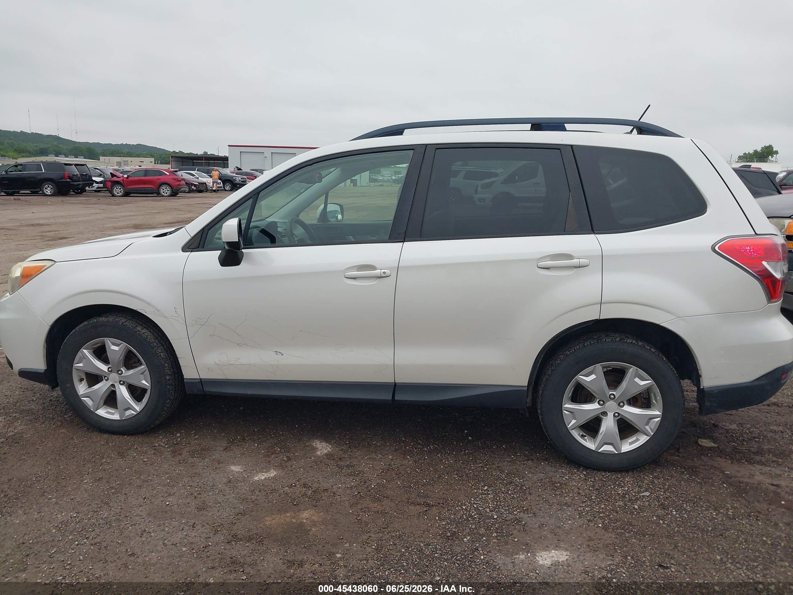 2015 Subaru Forester 2.5i Premium White vin: JF2SJADCXFH454090
