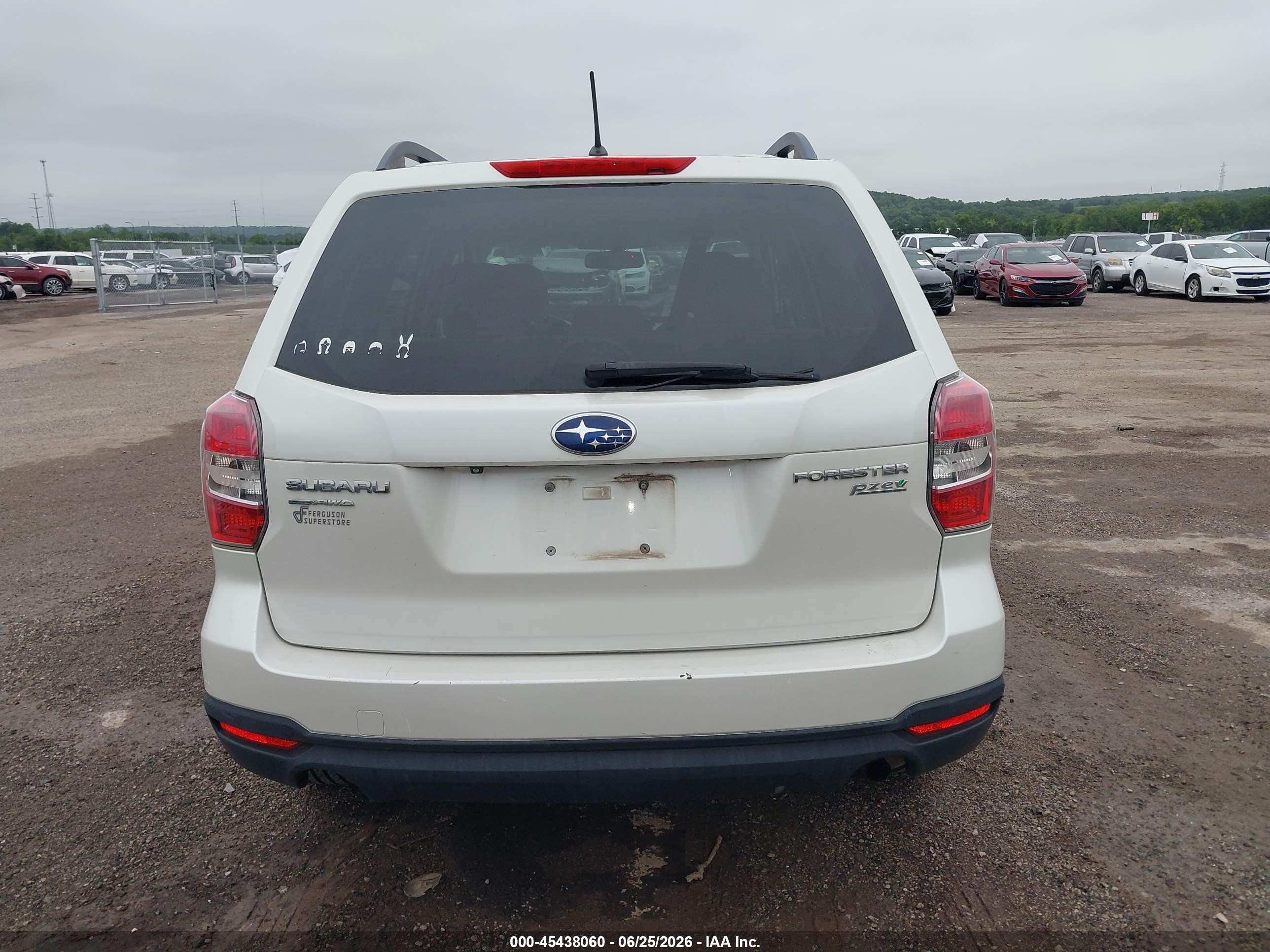 2015 Subaru Forester 2.5i Premium White vin: JF2SJADCXFH454090