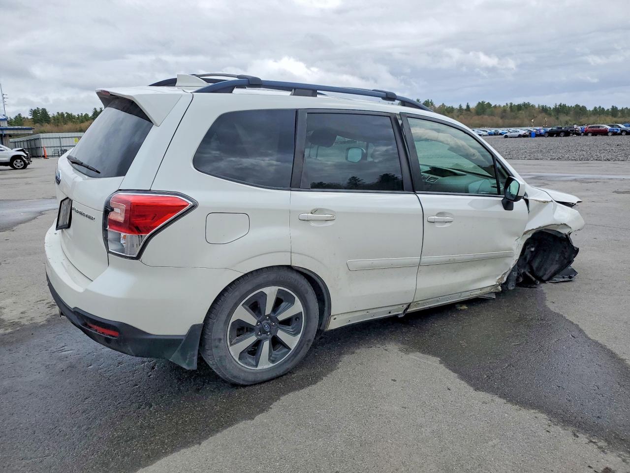 2018 Subaru Forester Premium+cwp White vin: JF2SJAEC0JG436470