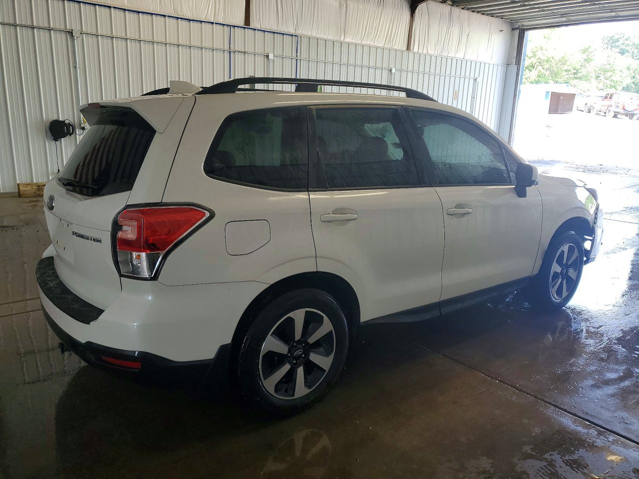 2018 Subaru Forester 2.5i Premium White vin: JF2SJAEC1JH570950