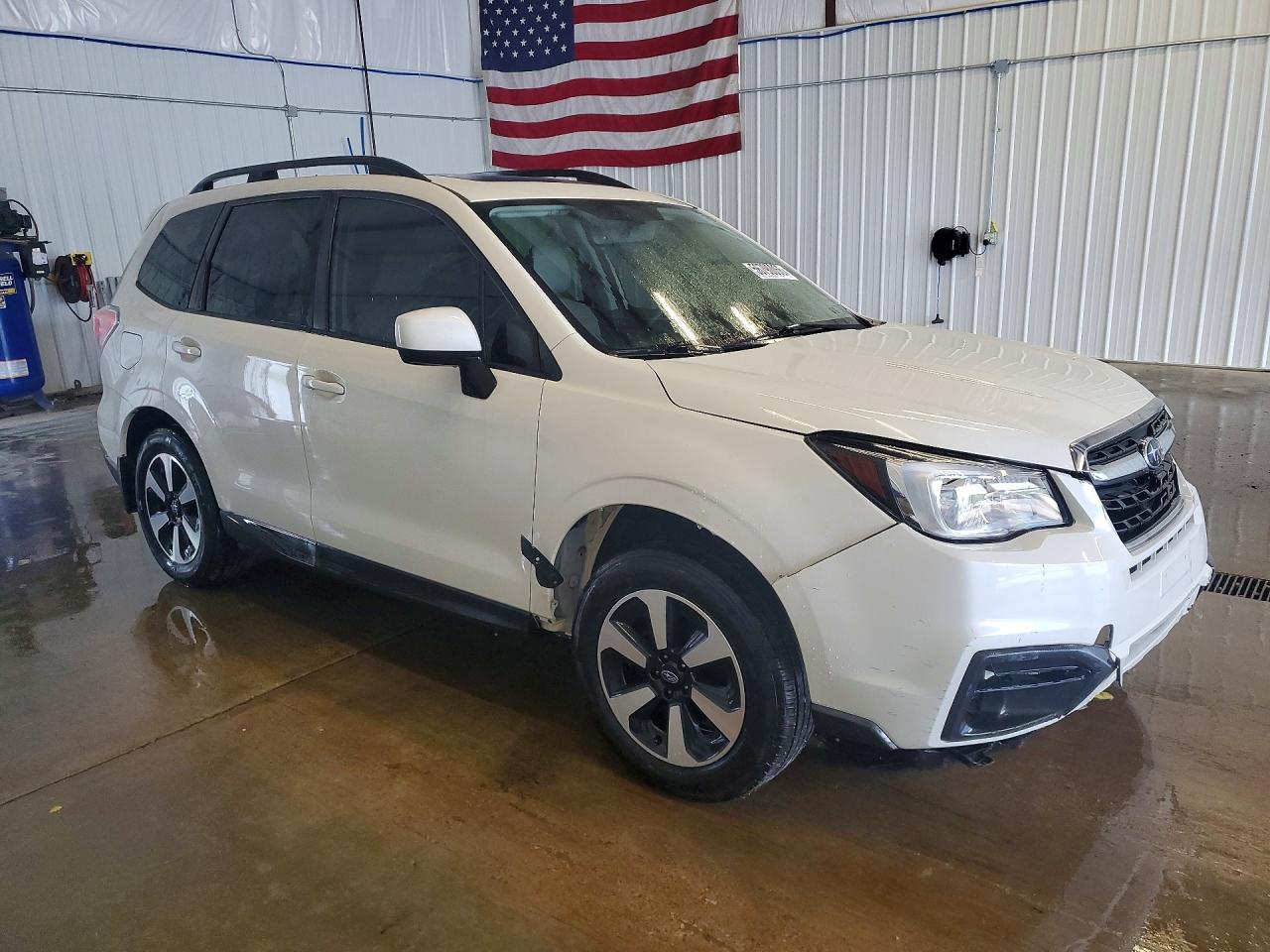 2018 Subaru Forester 2.5i Premium White vin: JF2SJAEC1JH570950