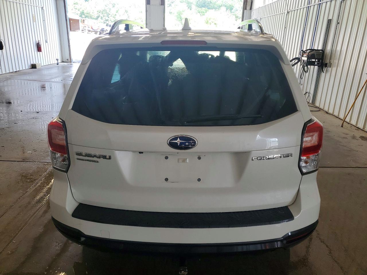 2018 Subaru Forester 2.5i Premium White vin: JF2SJAEC1JH570950