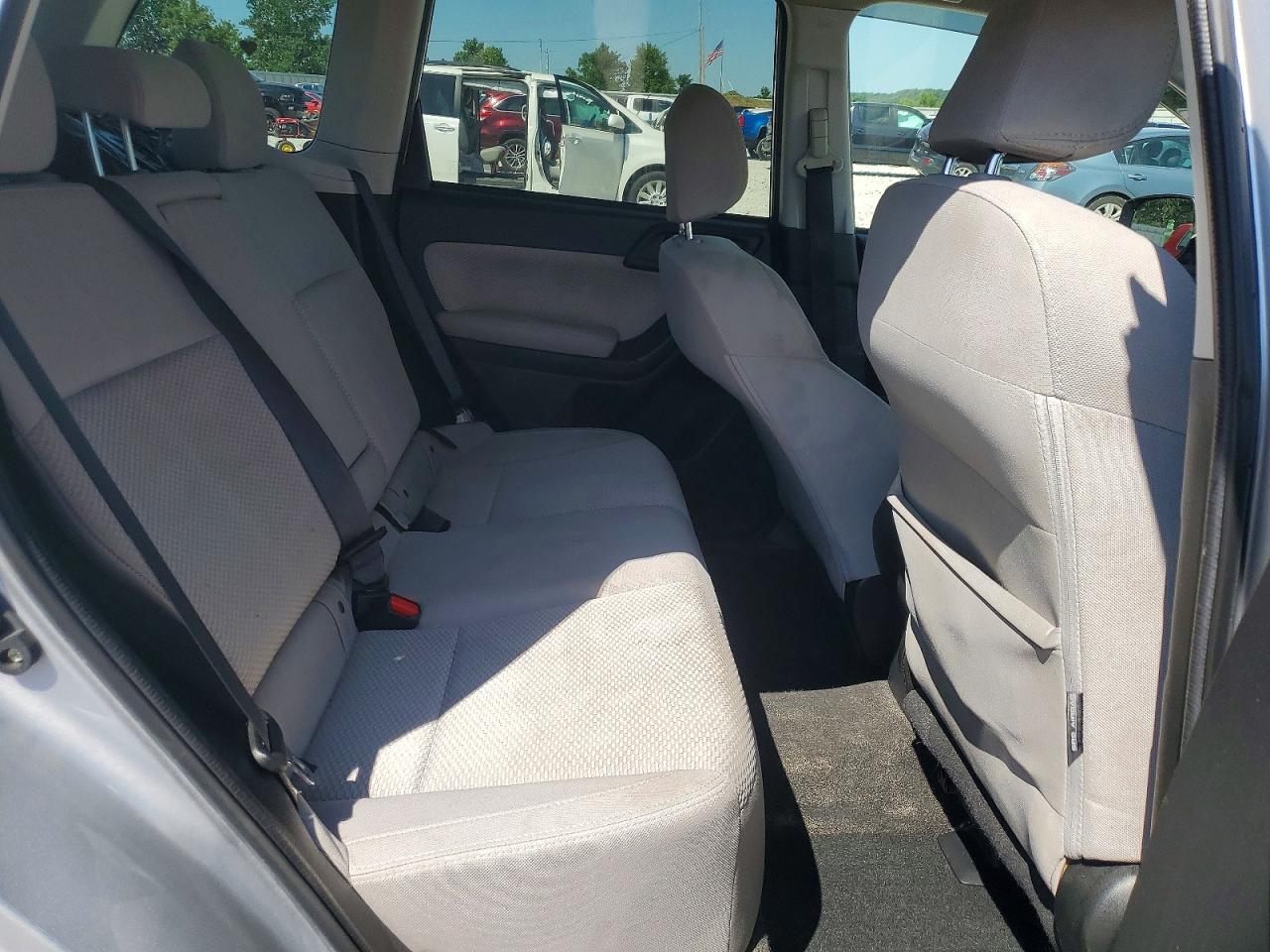 2018 Subaru Forester 2.5i Premium Серебряный vin: JF2SJAEC1JH610220