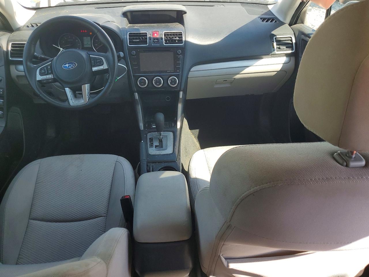 2018 Subaru Forester 2.5i Premium Серебряный vin: JF2SJAEC1JH610220