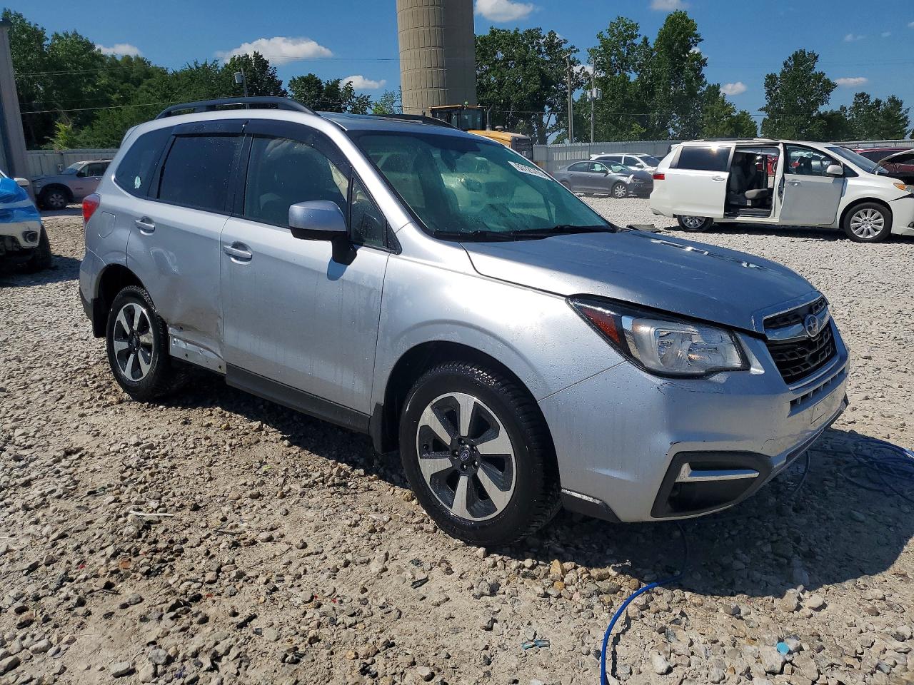 2018 Subaru Forester 2.5i Premium Серебряный vin: JF2SJAEC1JH610220