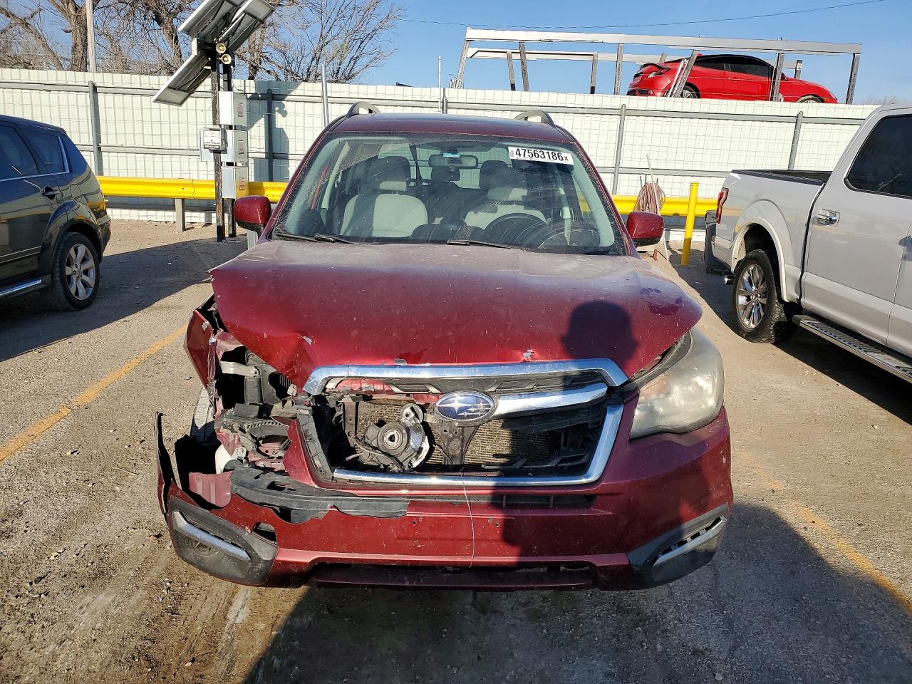 2018 Subaru Forester 2.5i Premium Burgundy vin: JF2SJAEC4JH577651