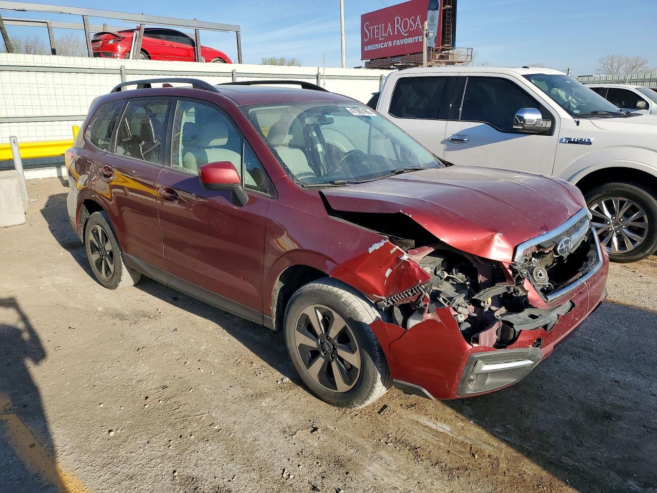 2018 Subaru Forester 2.5i Premium Burgundy vin: JF2SJAEC4JH577651