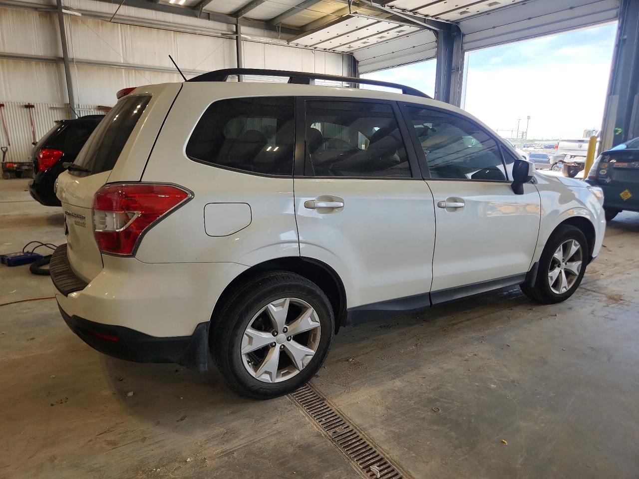 2014 Subaru Forester 2.5i Premium White vin: JF2SJAEC6EH439440