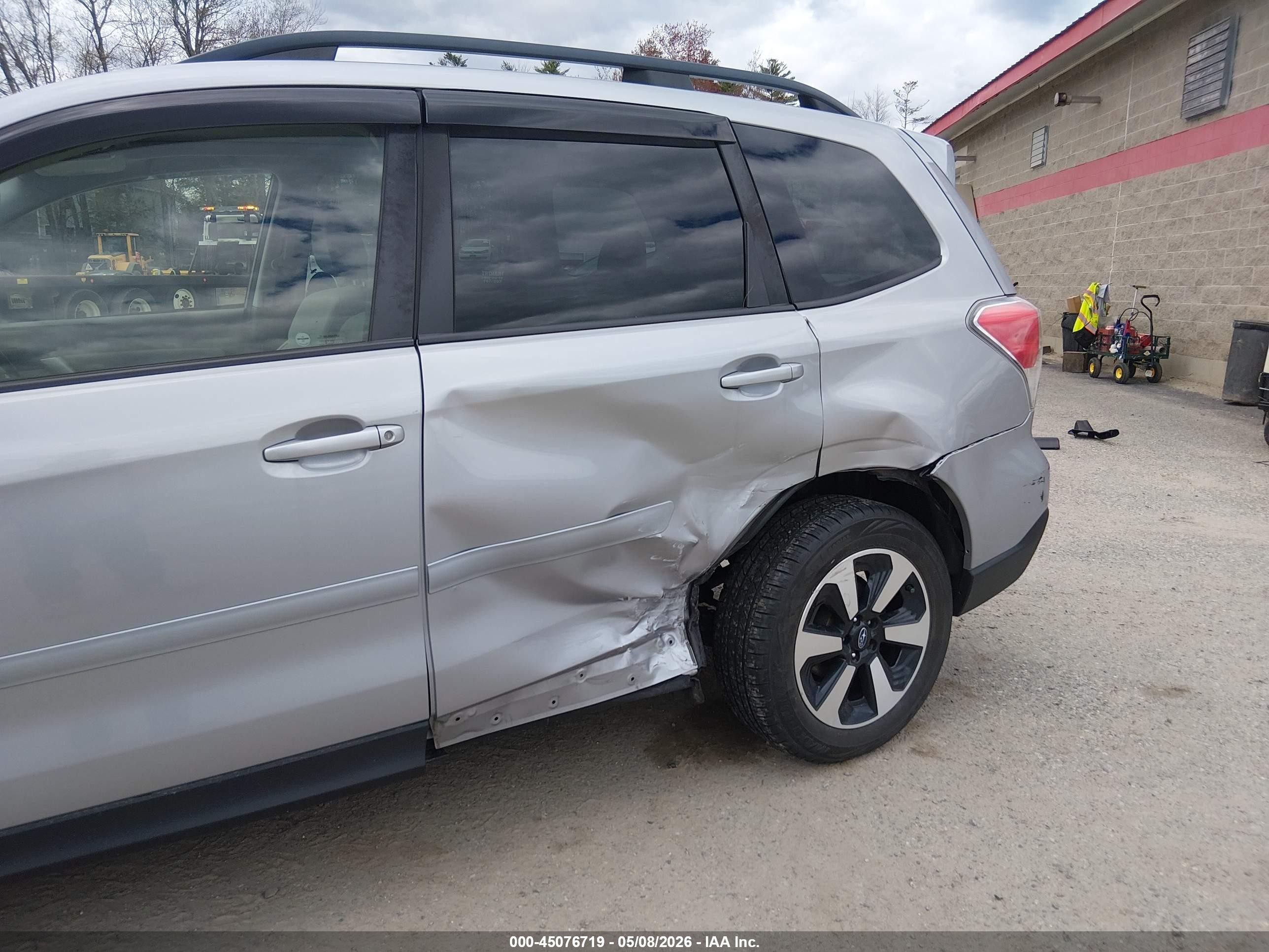 2018 Subaru Forester 2.5i Premium Silver vin: JF2SJAEC6JH520268