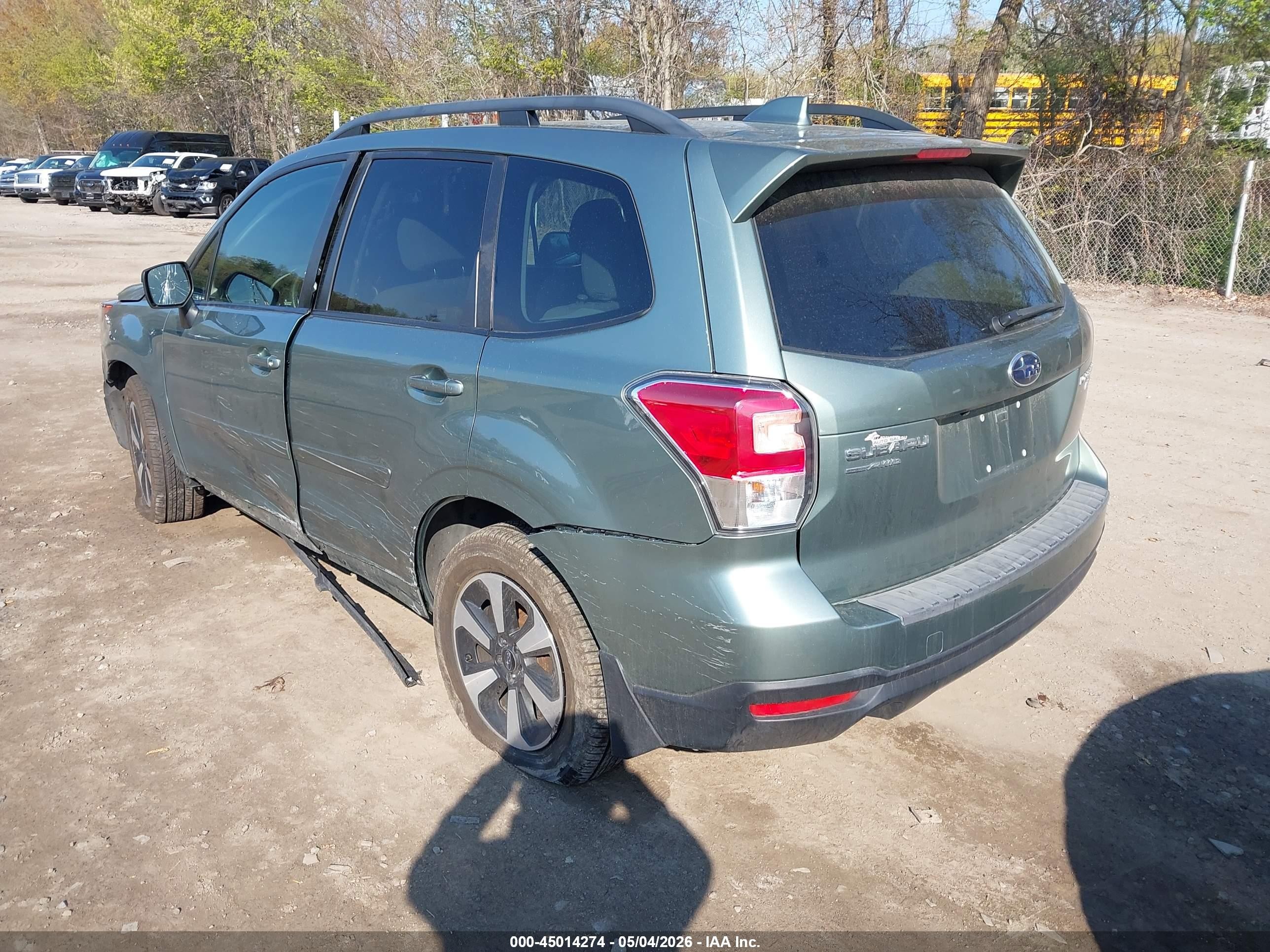 2017 Subaru Forester 2.5i Premium Зеленый vin: JF2SJAEC7HH497206