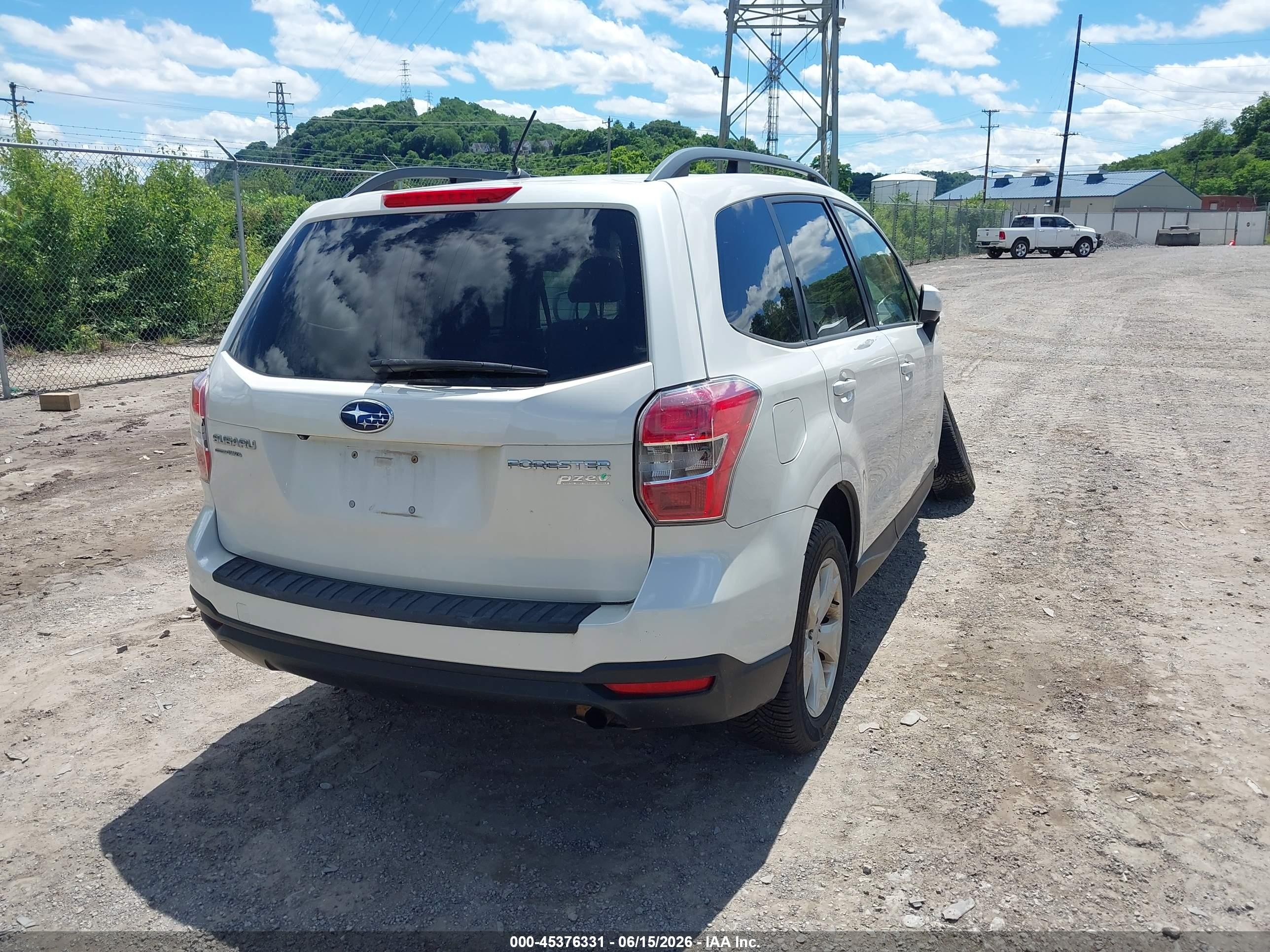 2014 Subaru Forester 2.5i Premium White vin: JF2SJAEC8EH453517