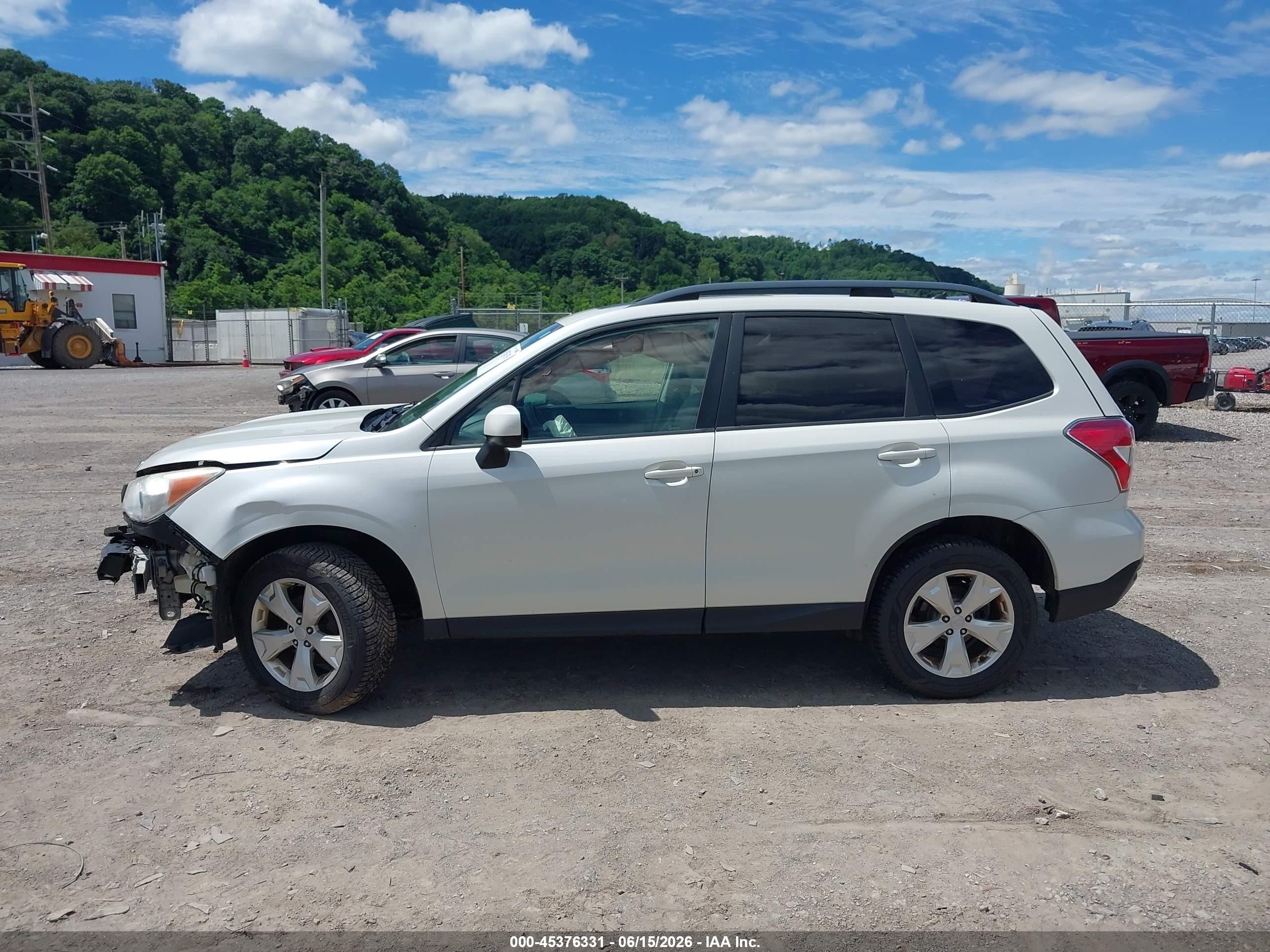 2014 Subaru Forester 2.5i Premium White vin: JF2SJAEC8EH453517