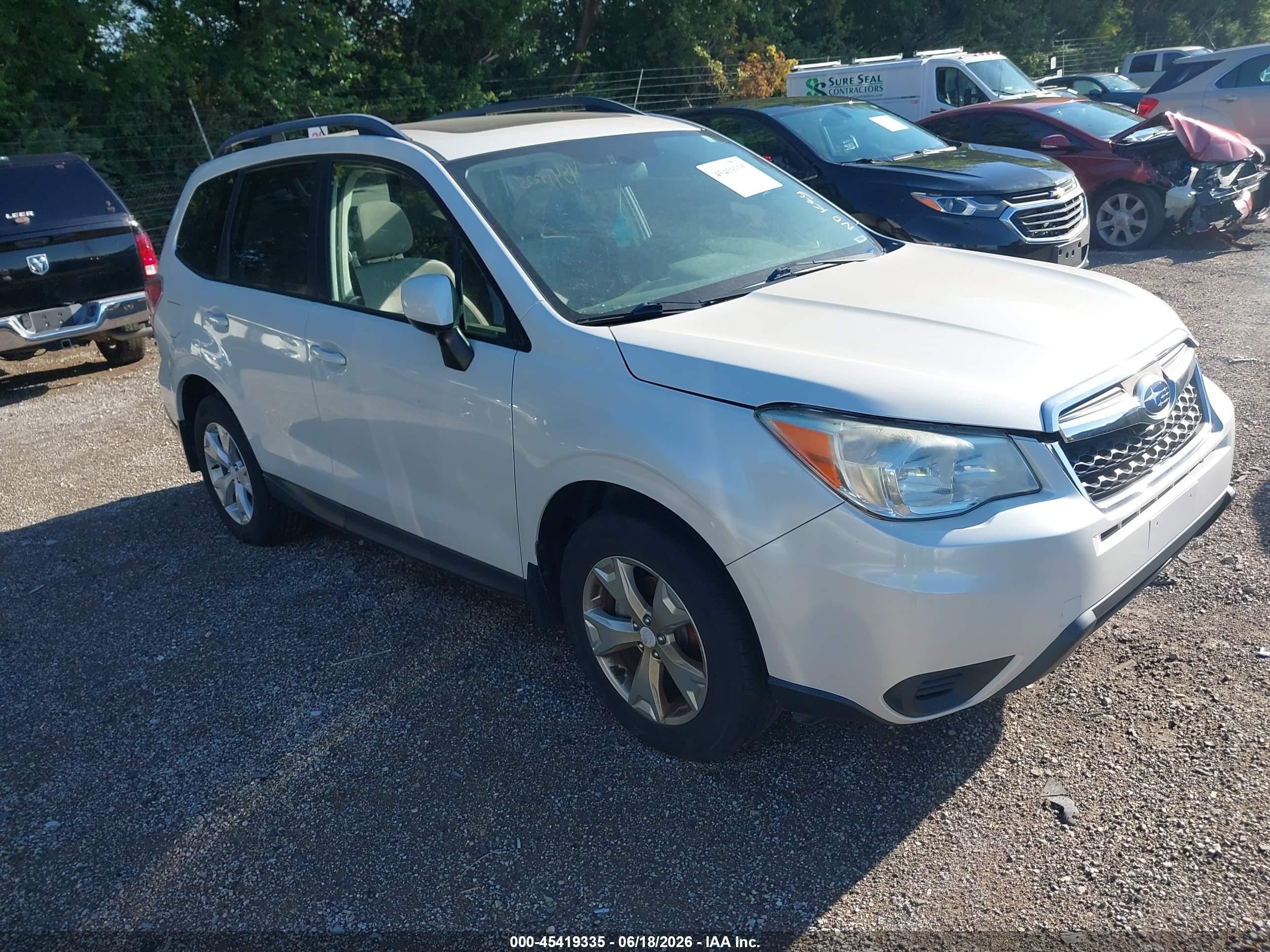 2014 Subaru Forester 2.5i Premium White vin: JF2SJAEC8EH511075