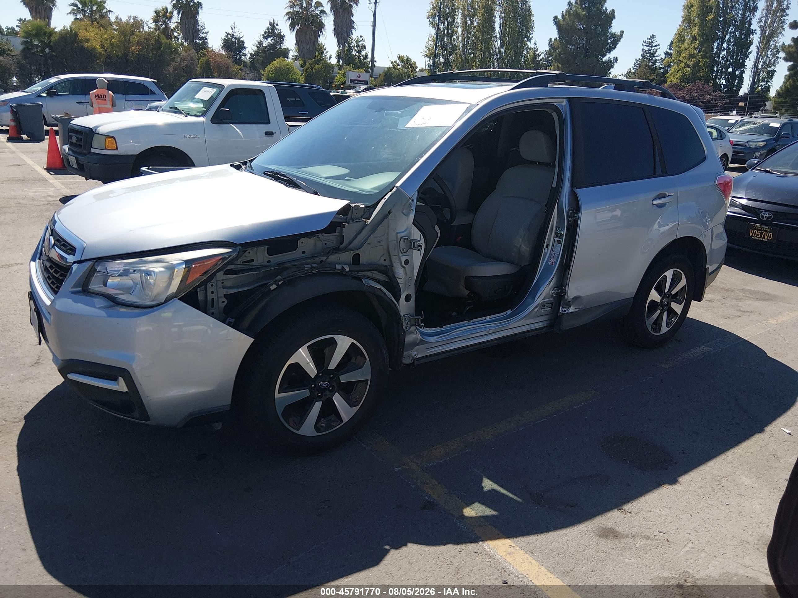 2017 Subaru Forester 2.5i Premium Silver vin: JF2SJAEC8HH512392