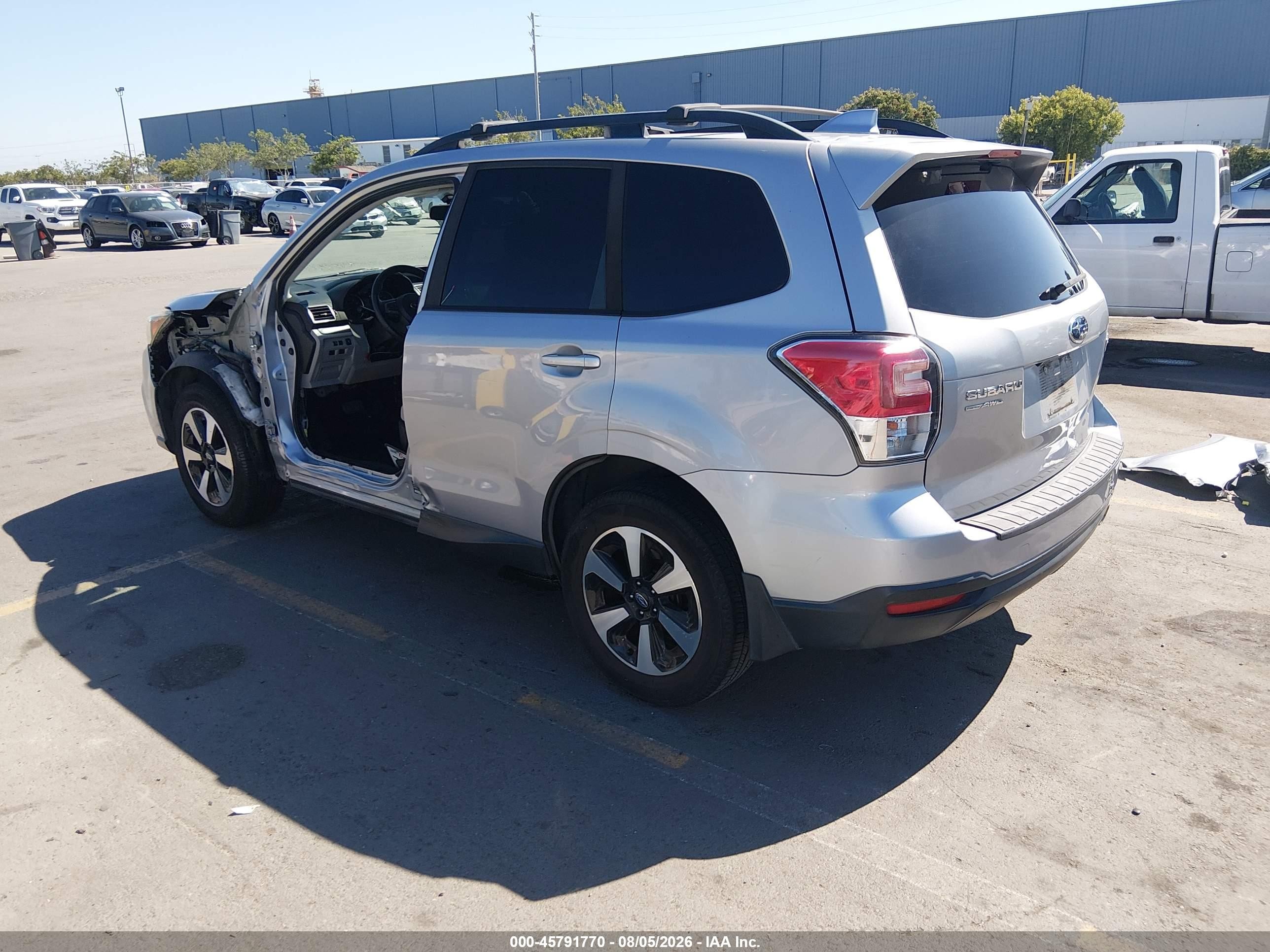 2017 Subaru Forester 2.5i Premium Silver vin: JF2SJAEC8HH512392