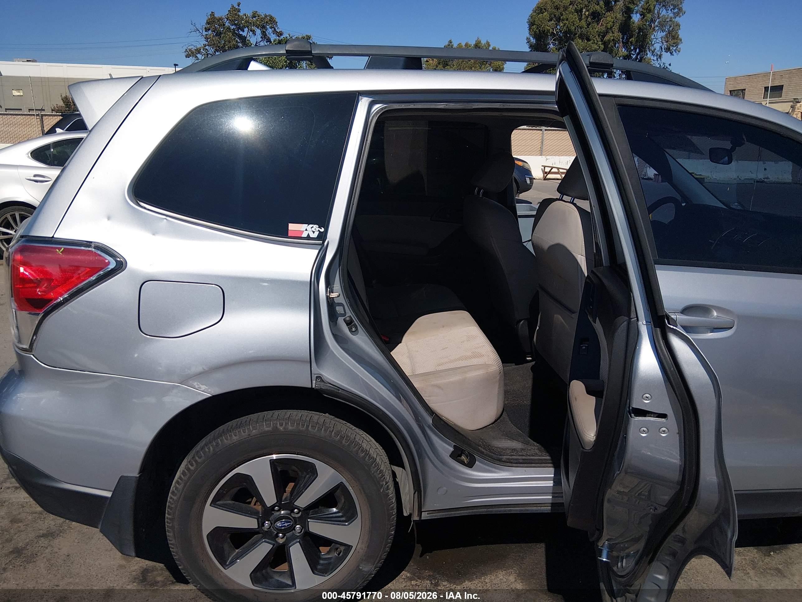 2017 Subaru Forester 2.5i Premium Silver vin: JF2SJAEC8HH512392