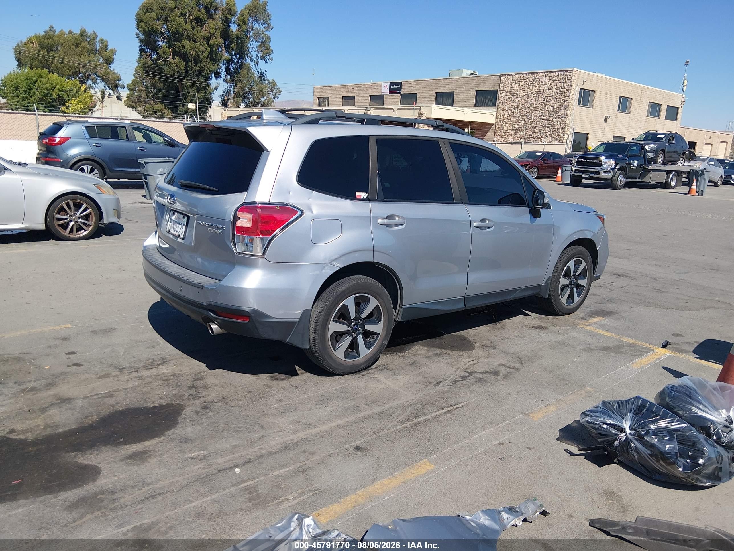 2017 Subaru Forester 2.5i Premium Silver vin: JF2SJAEC8HH512392