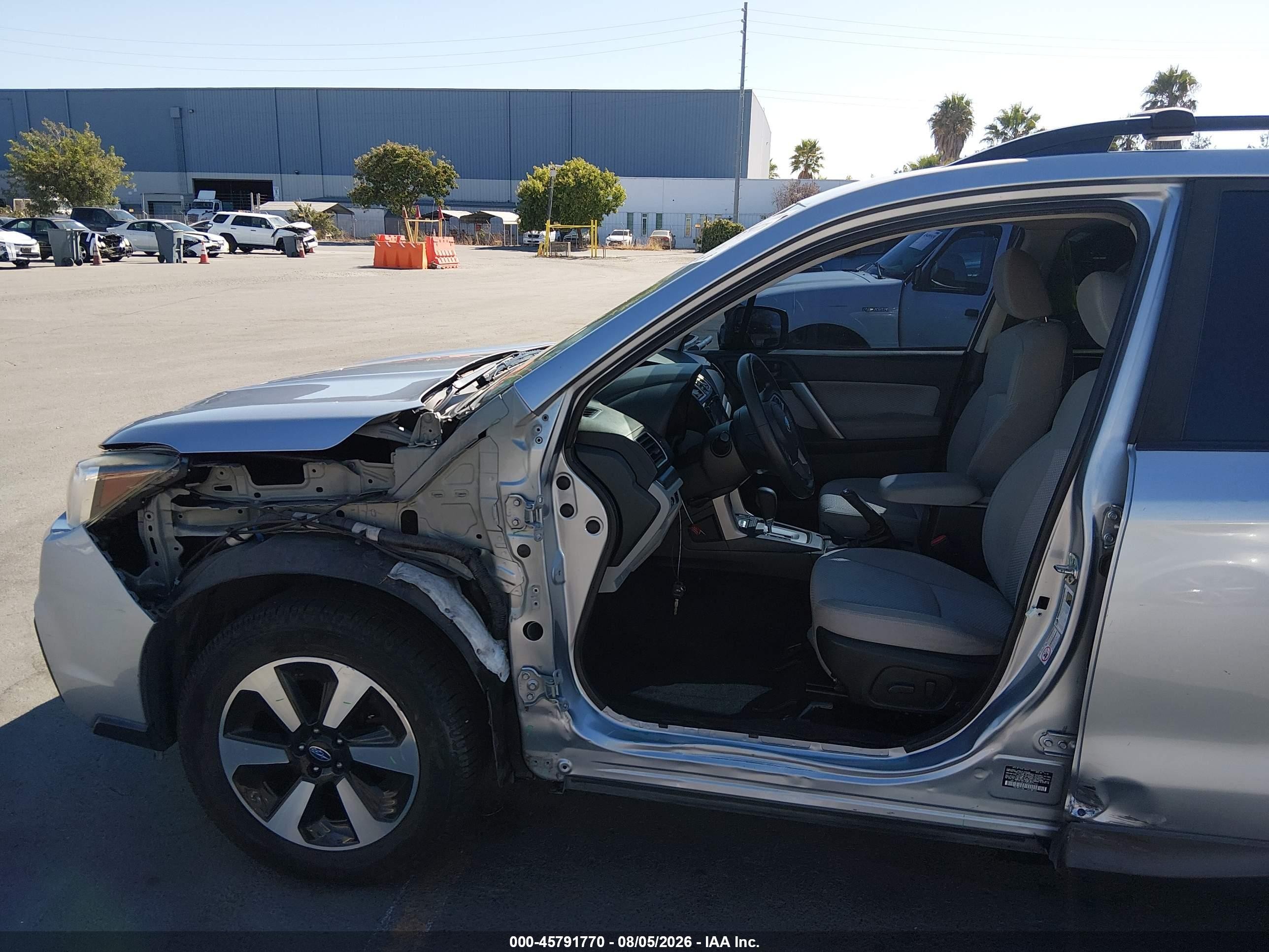2017 Subaru Forester 2.5i Premium Silver vin: JF2SJAEC8HH512392