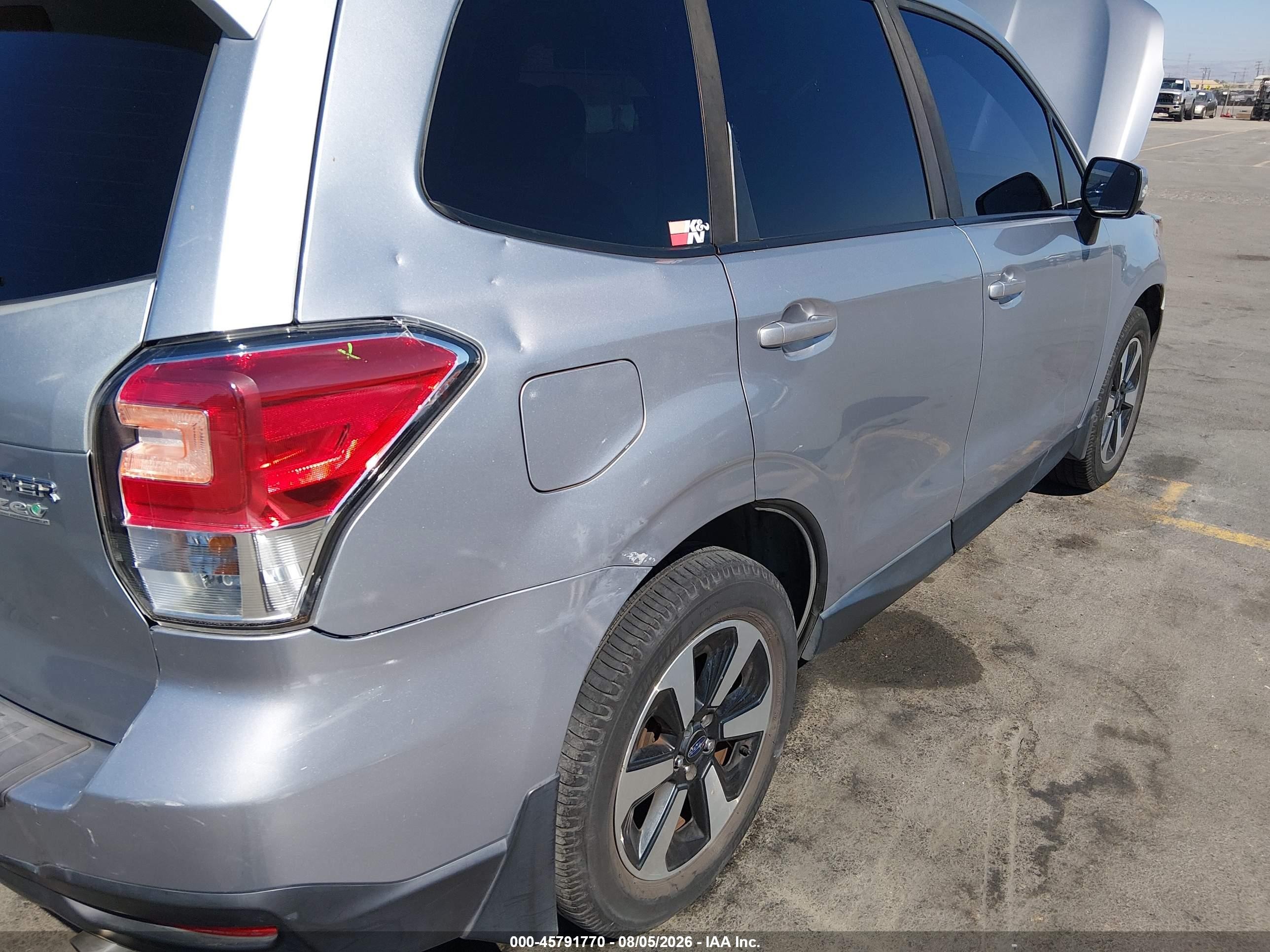2017 Subaru Forester 2.5i Premium Silver vin: JF2SJAEC8HH512392