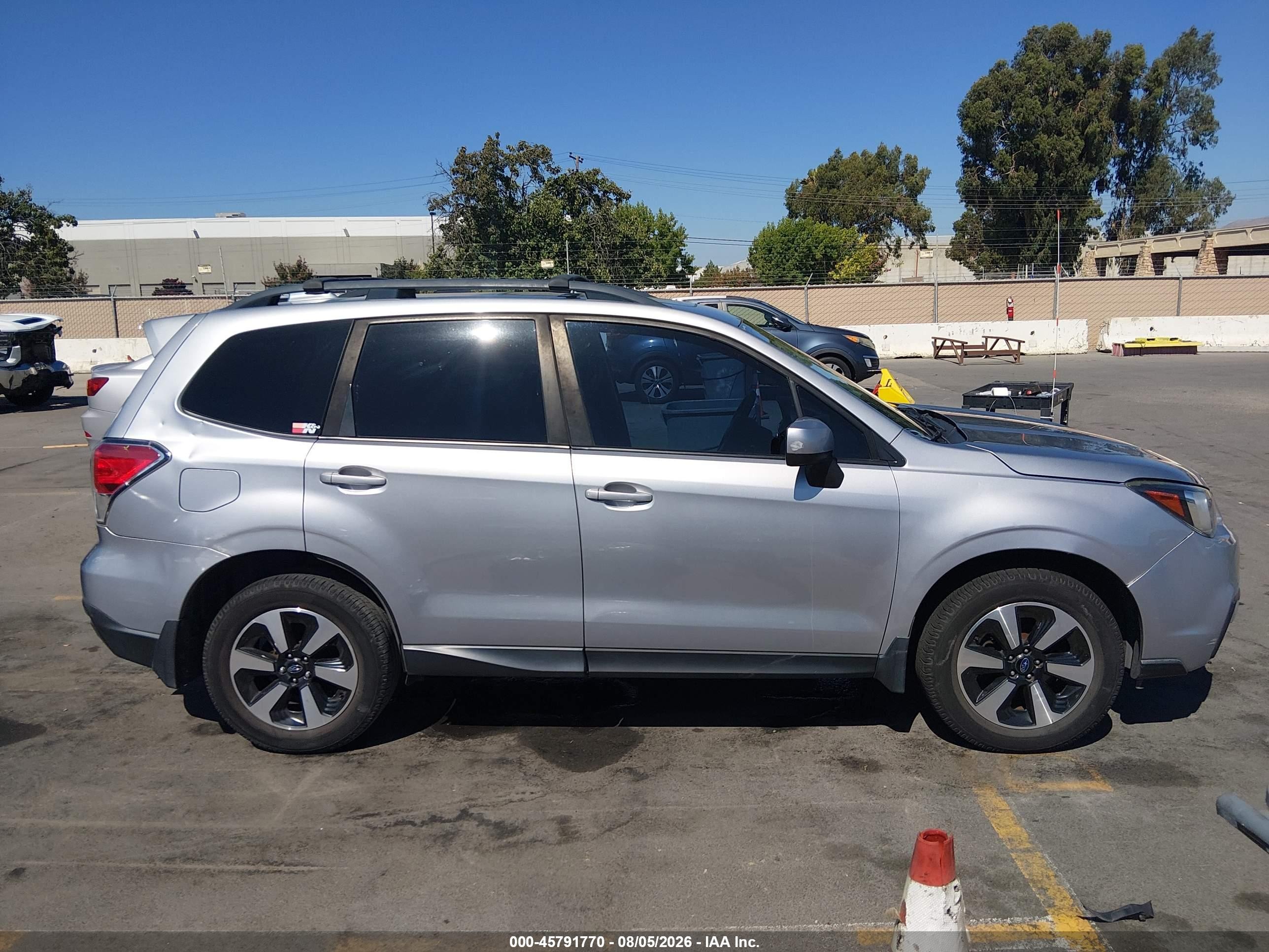 2017 Subaru Forester 2.5i Premium Silver vin: JF2SJAEC8HH512392