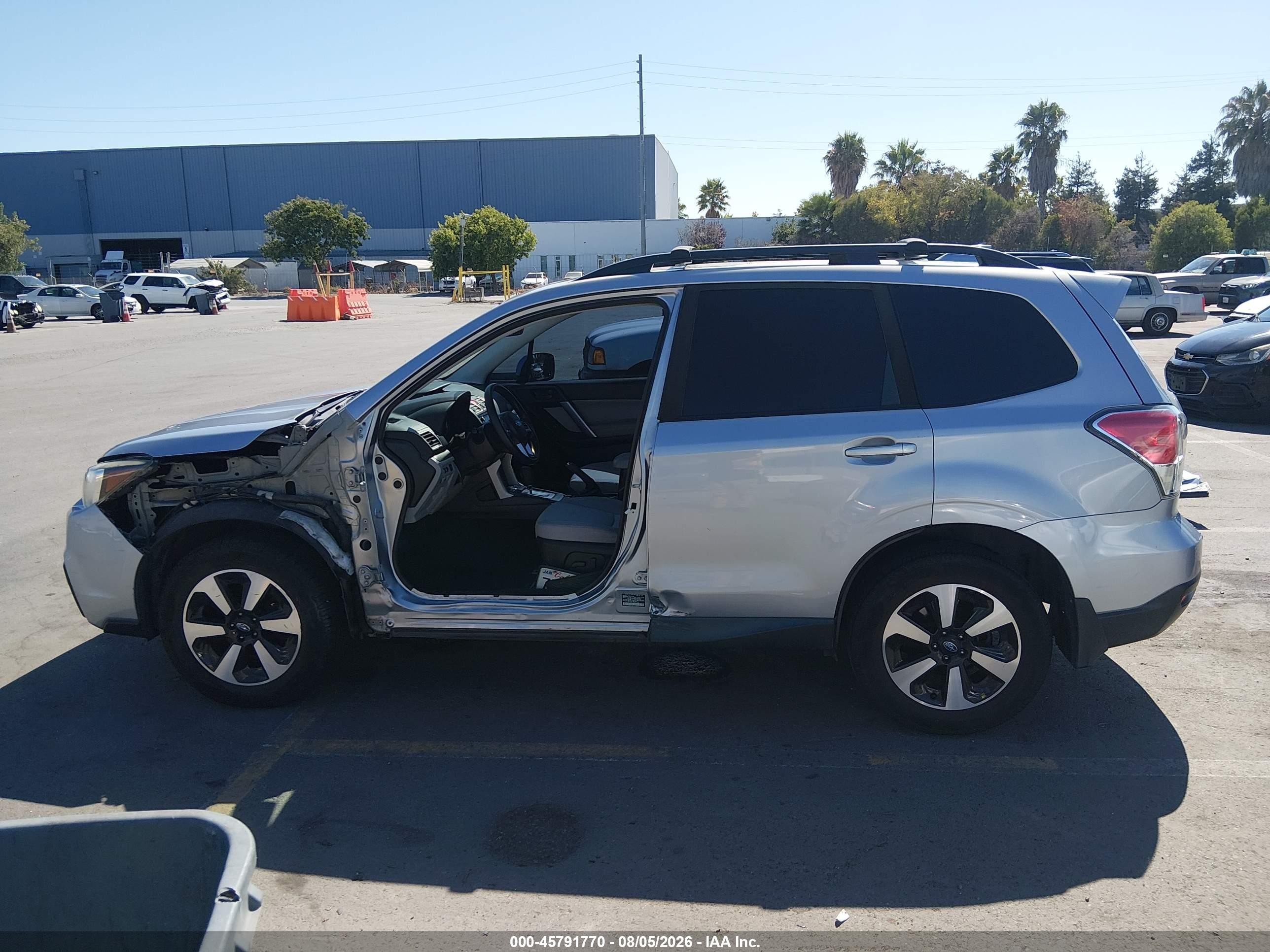 2017 Subaru Forester 2.5i Premium Silver vin: JF2SJAEC8HH512392