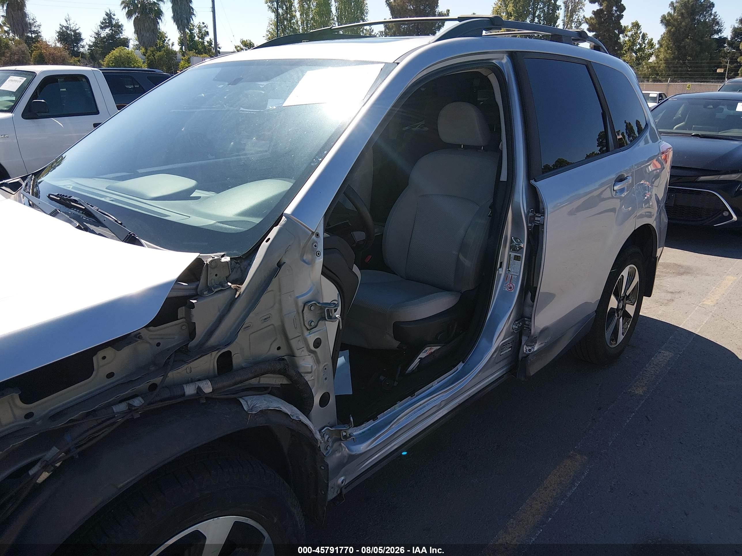 2017 Subaru Forester 2.5i Premium Silver vin: JF2SJAEC8HH512392