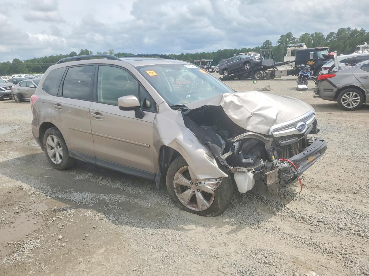 2015 Subaru Forester 2.5i Premium Beige vin: JF2SJAFC0FH546046