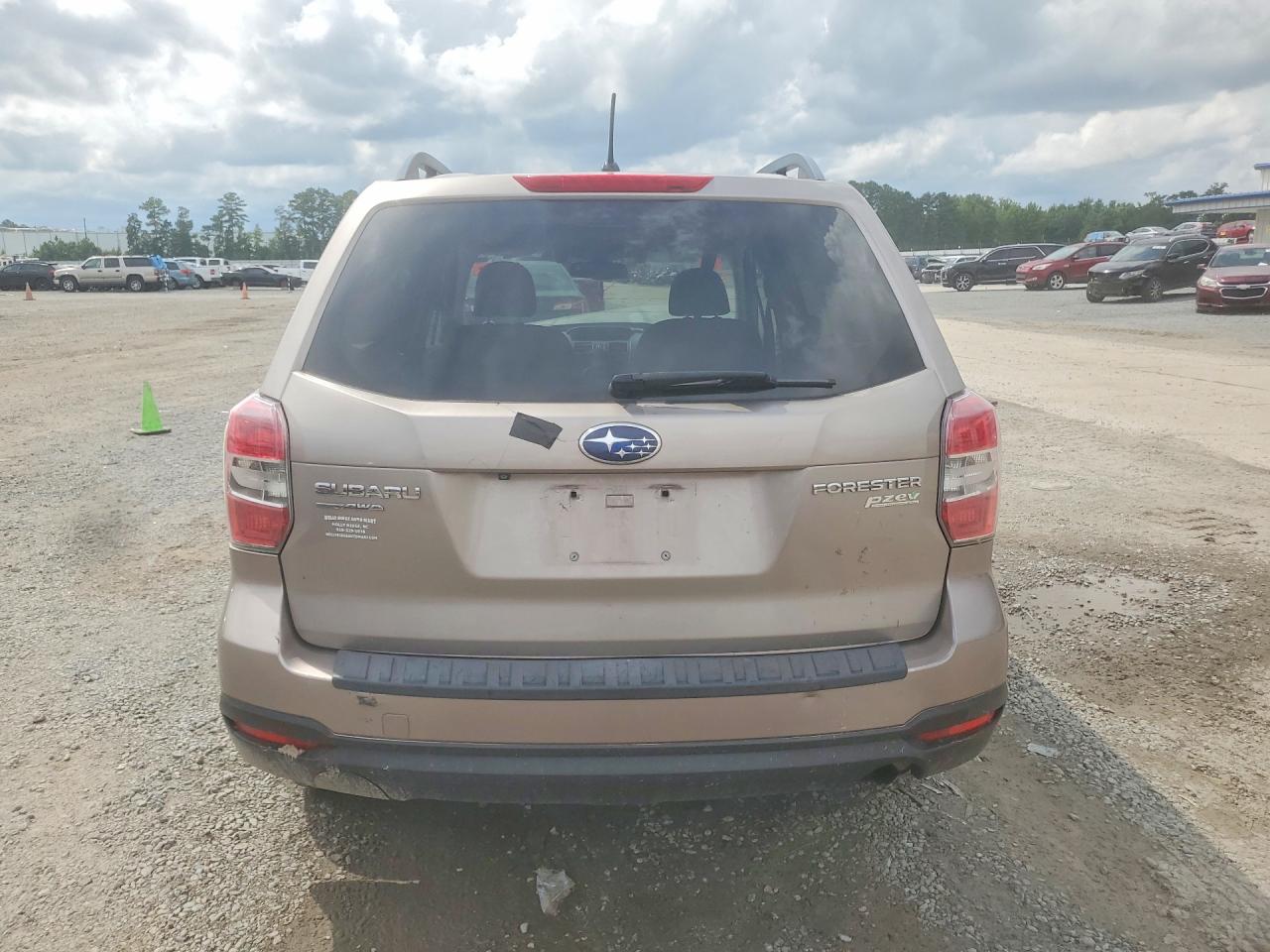 2015 Subaru Forester 2.5i Premium Beige vin: JF2SJAFC0FH546046