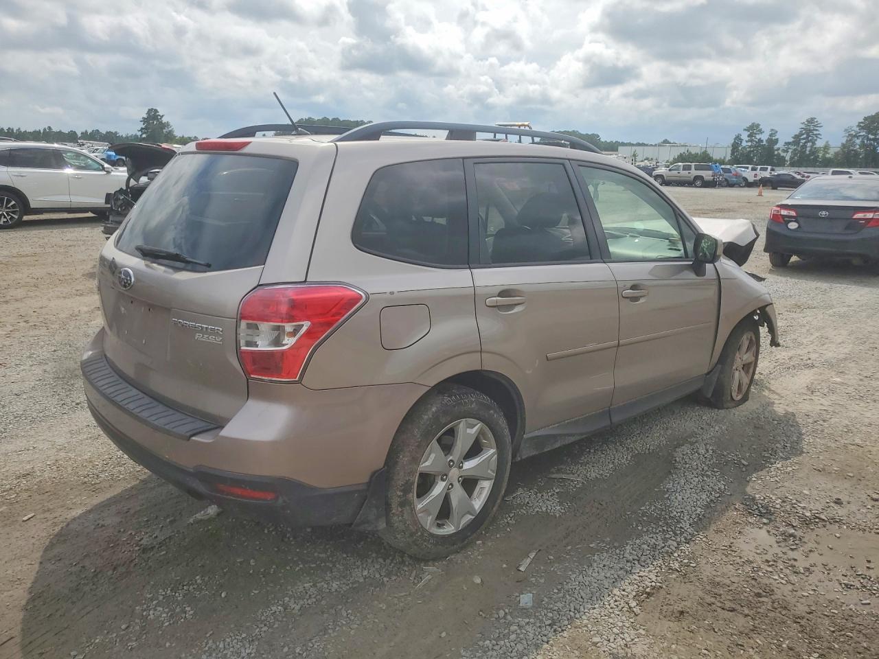 2015 Subaru Forester 2.5i Premium Beige vin: JF2SJAFC0FH546046