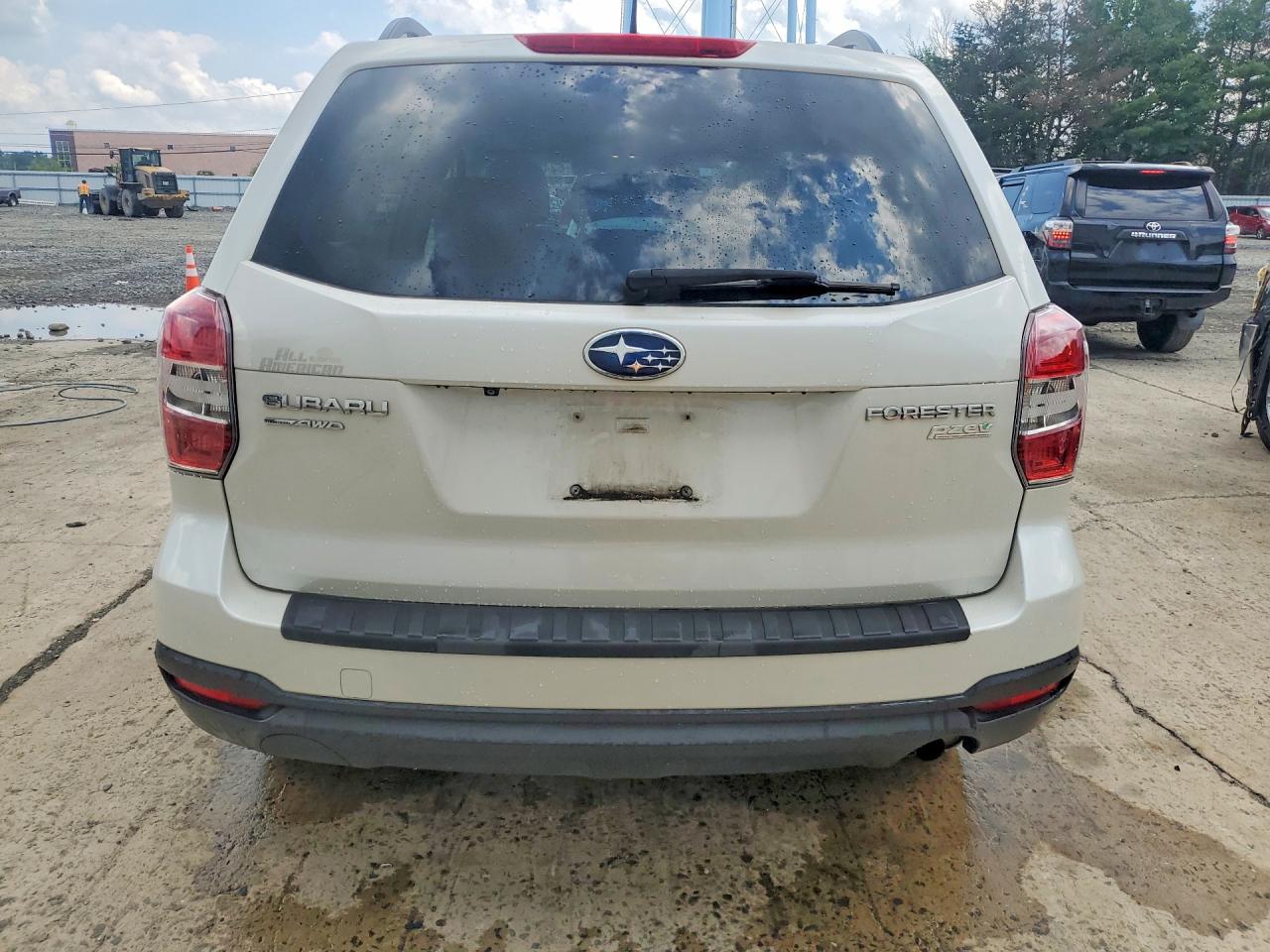 2015 Subaru Forester 2.5i Premium White vin: JF2SJAFC1FH820869