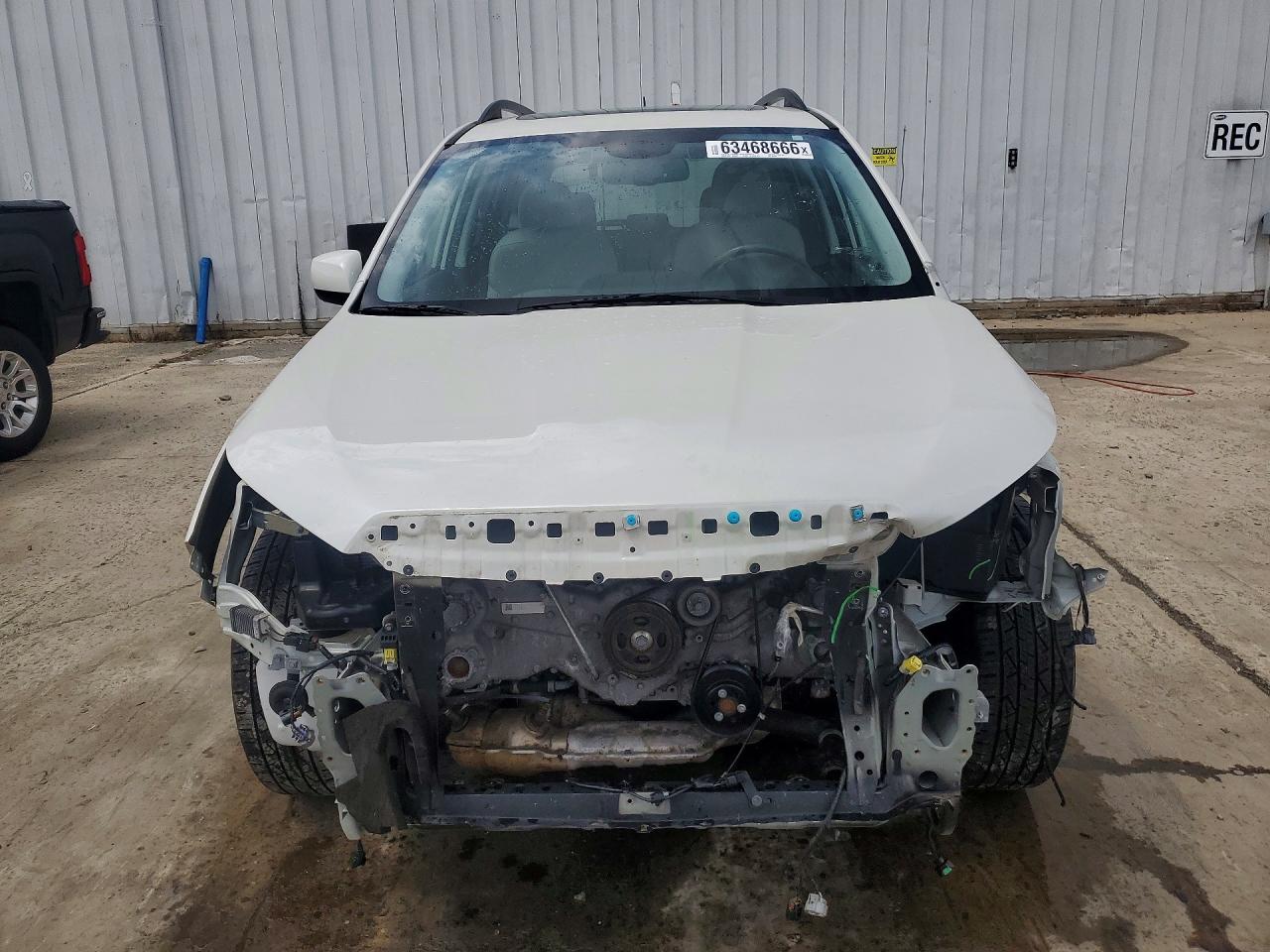 2015 Subaru Forester 2.5i Premium White vin: JF2SJAFC1FH820869