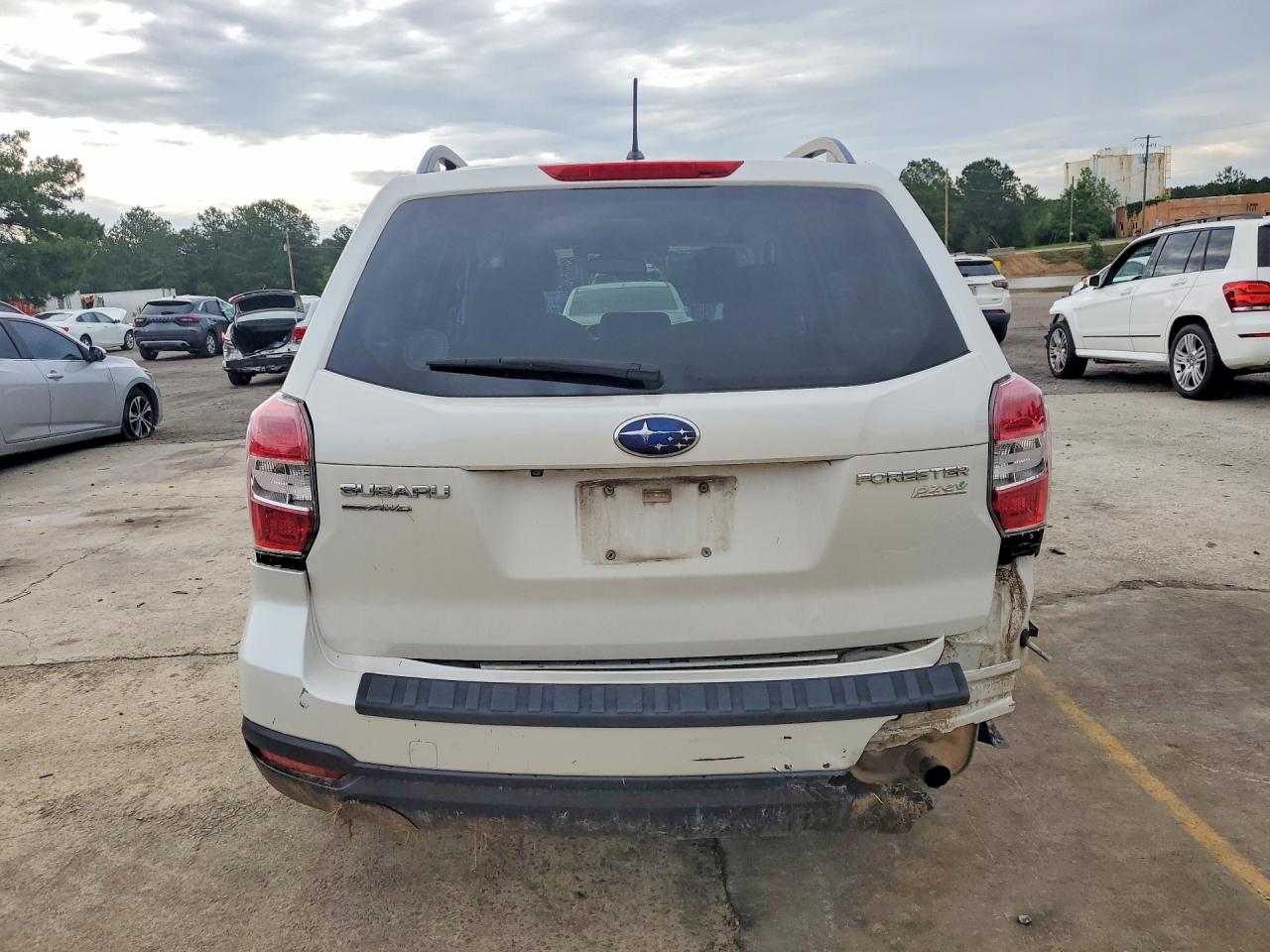 2015 Subaru Forester 2.5i Premium White vin: JF2SJAFC3FH800543