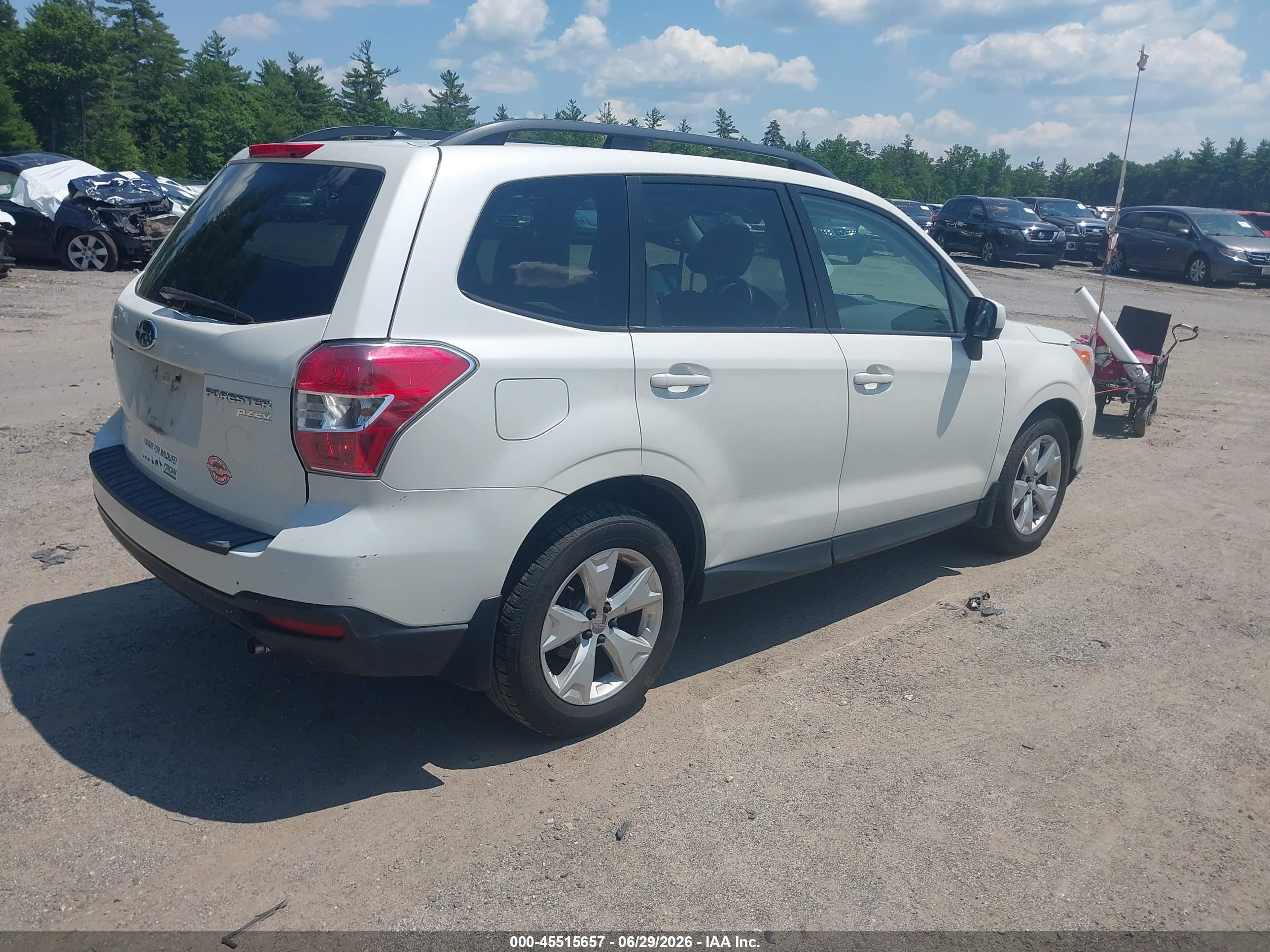 2015 Subaru Forester 2.5i Premium White vin: JF2SJAFC9FH566747